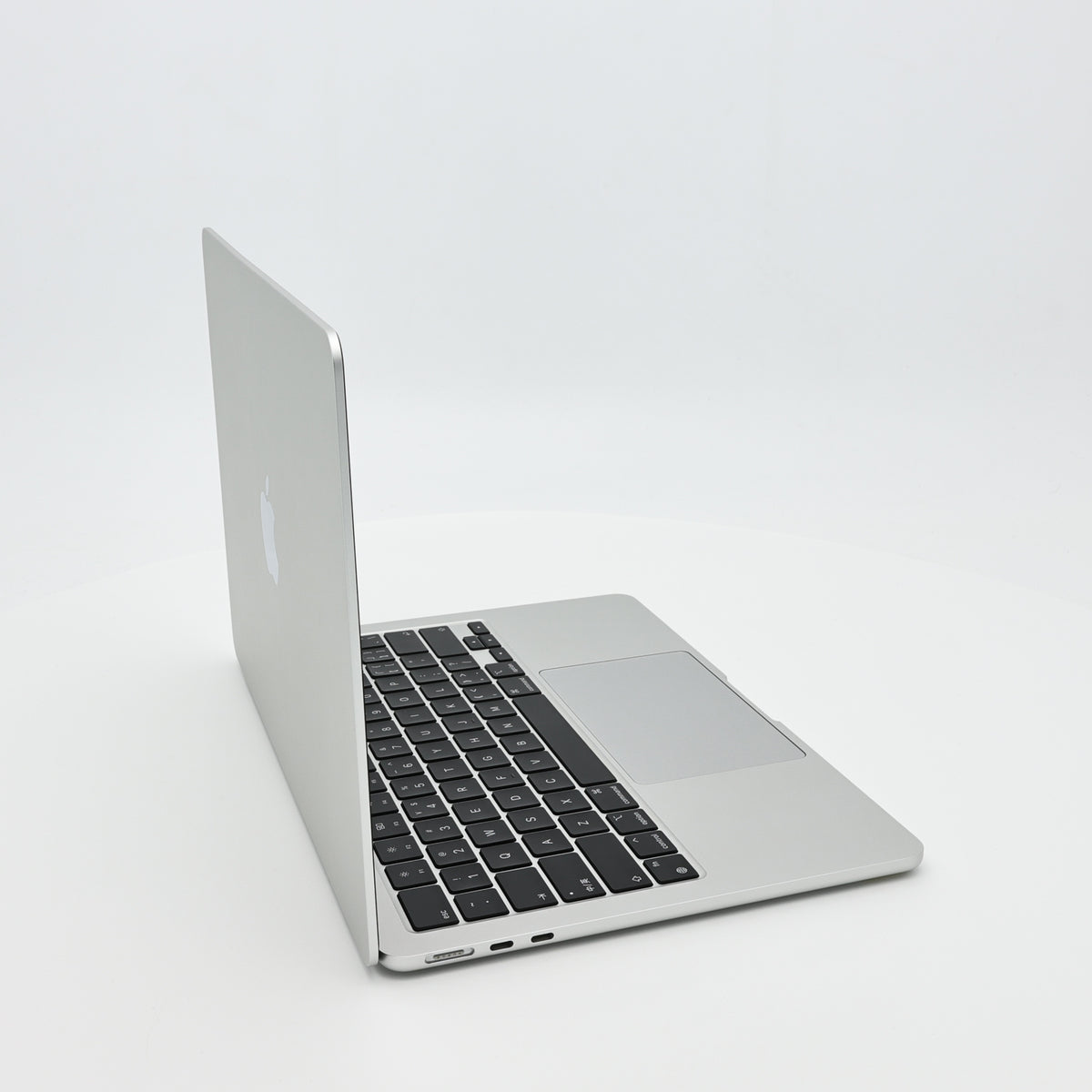 95新 Apple MacBook Air 22年 13寸 M2（8+10核） 8G RAM 512G SSD 銀色