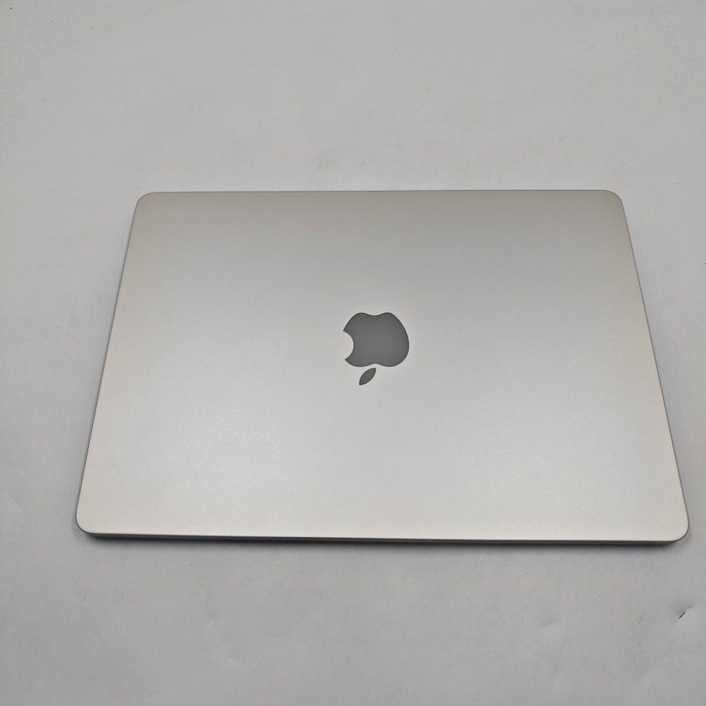 95新 Apple MacBook Air 22年 13寸 M2（8+8核） 8G RAM 256G SSD 星光色