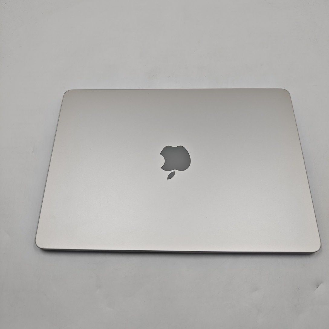 95新 Apple MacBook Air 22年 13寸 M2（8+8核） 8G RAM 256G SSD 星光色