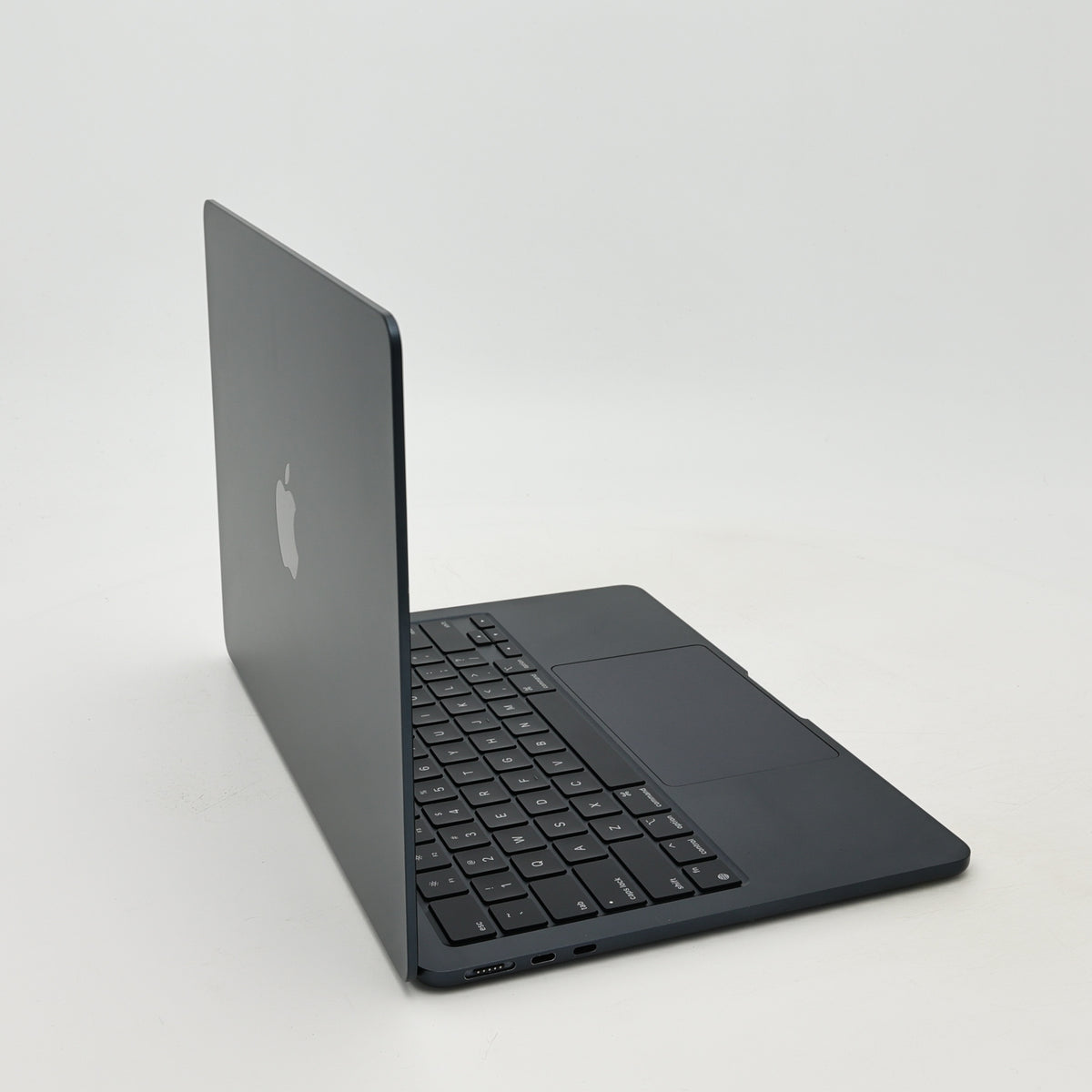 95新 Apple MacBook Air 22年 13寸 M2（8+8核） 8G RAM 256G SSD 午夜色