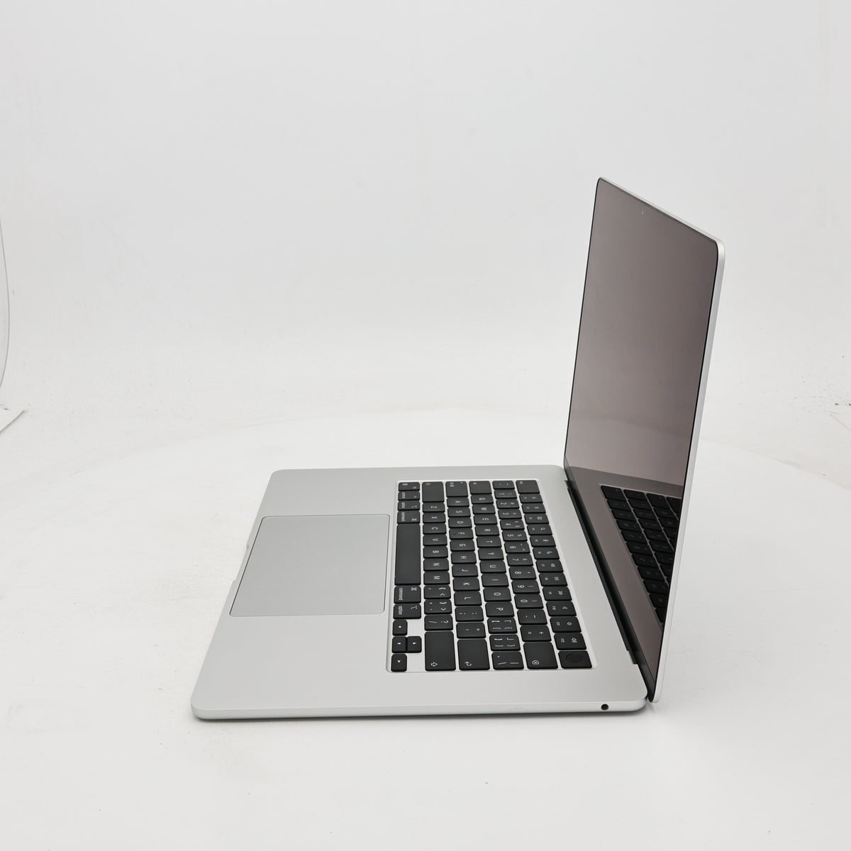 95新 Apple MacBook Air 24年 15寸 M3（8+10核） 8G RAM 256G SSD 銀色
