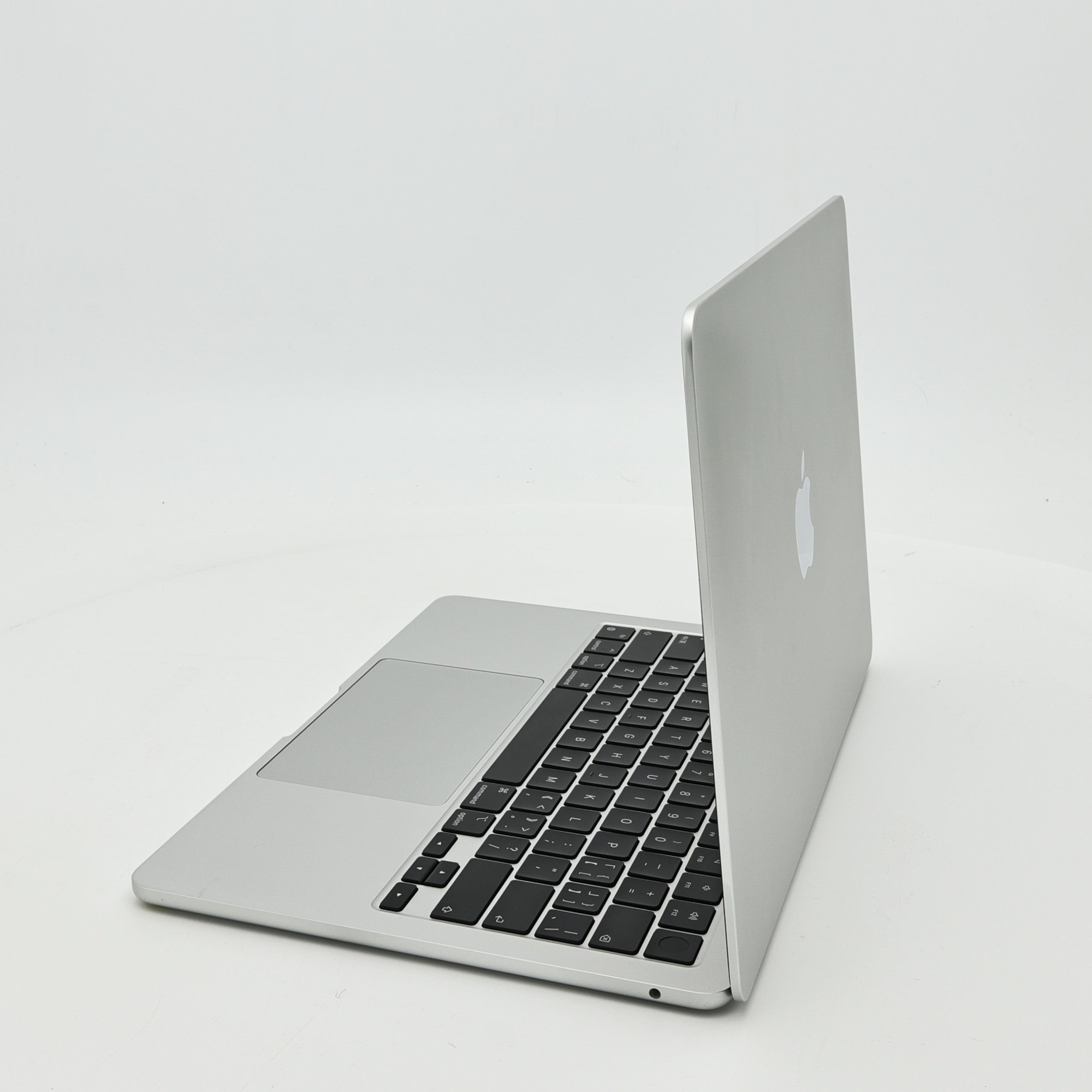 95新 Apple MacBook Air 24年 13寸 M3（8+8核） 8G RAM 256G SSD 銀色
