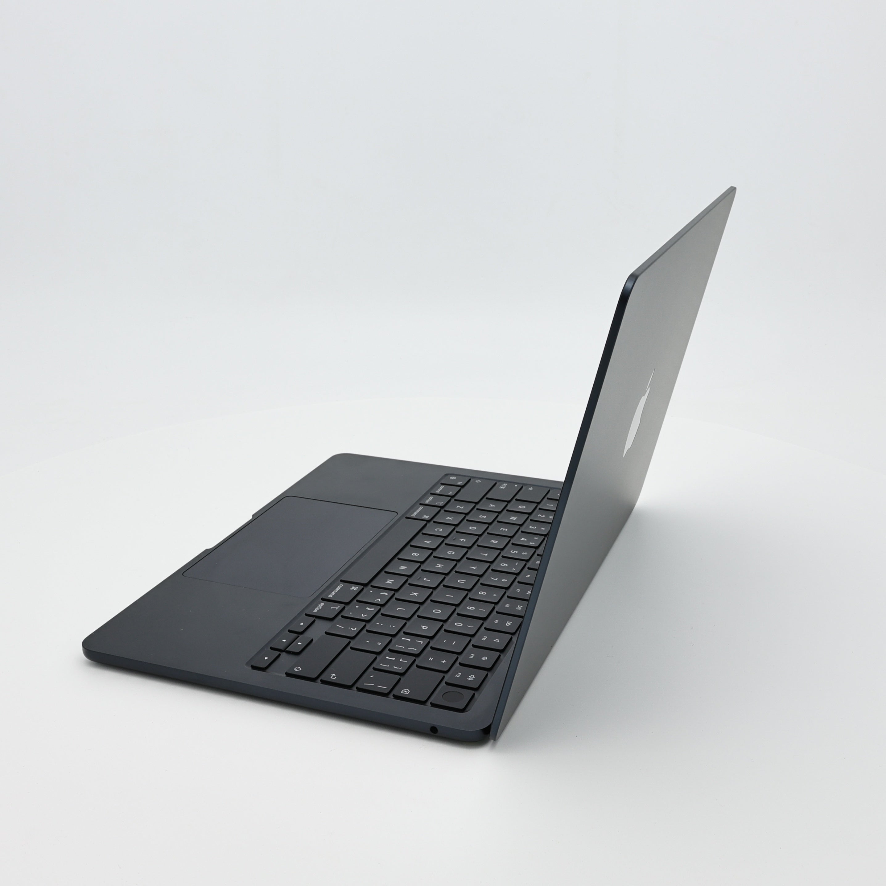 95新 Apple MacBook Air 22年 13寸 M2（8+8核） 8G RAM 256G SSD 午夜色