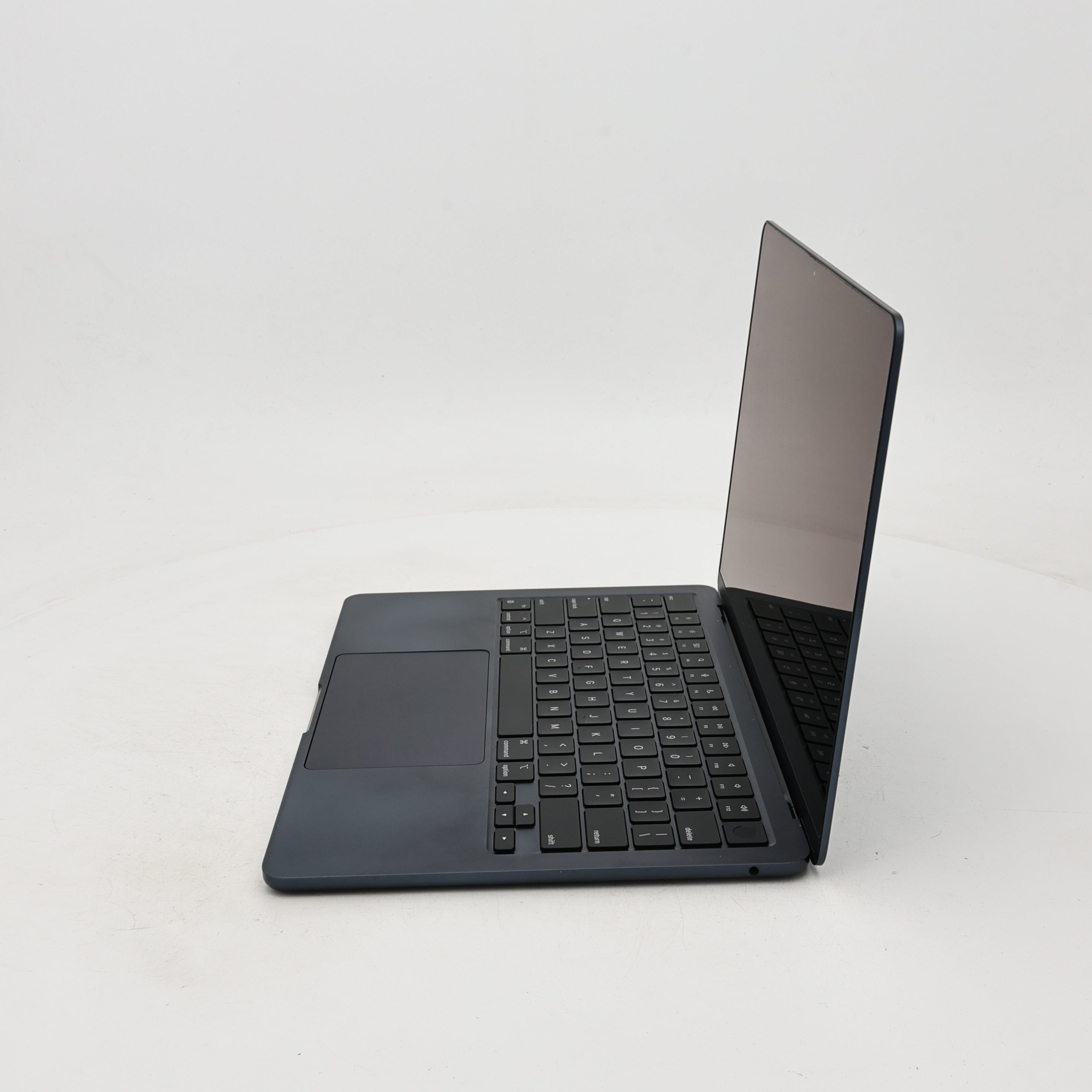 95新 Apple MacBook Air 22年 13寸 M2（8+8核） 8G RAM 256G SSD 午夜色