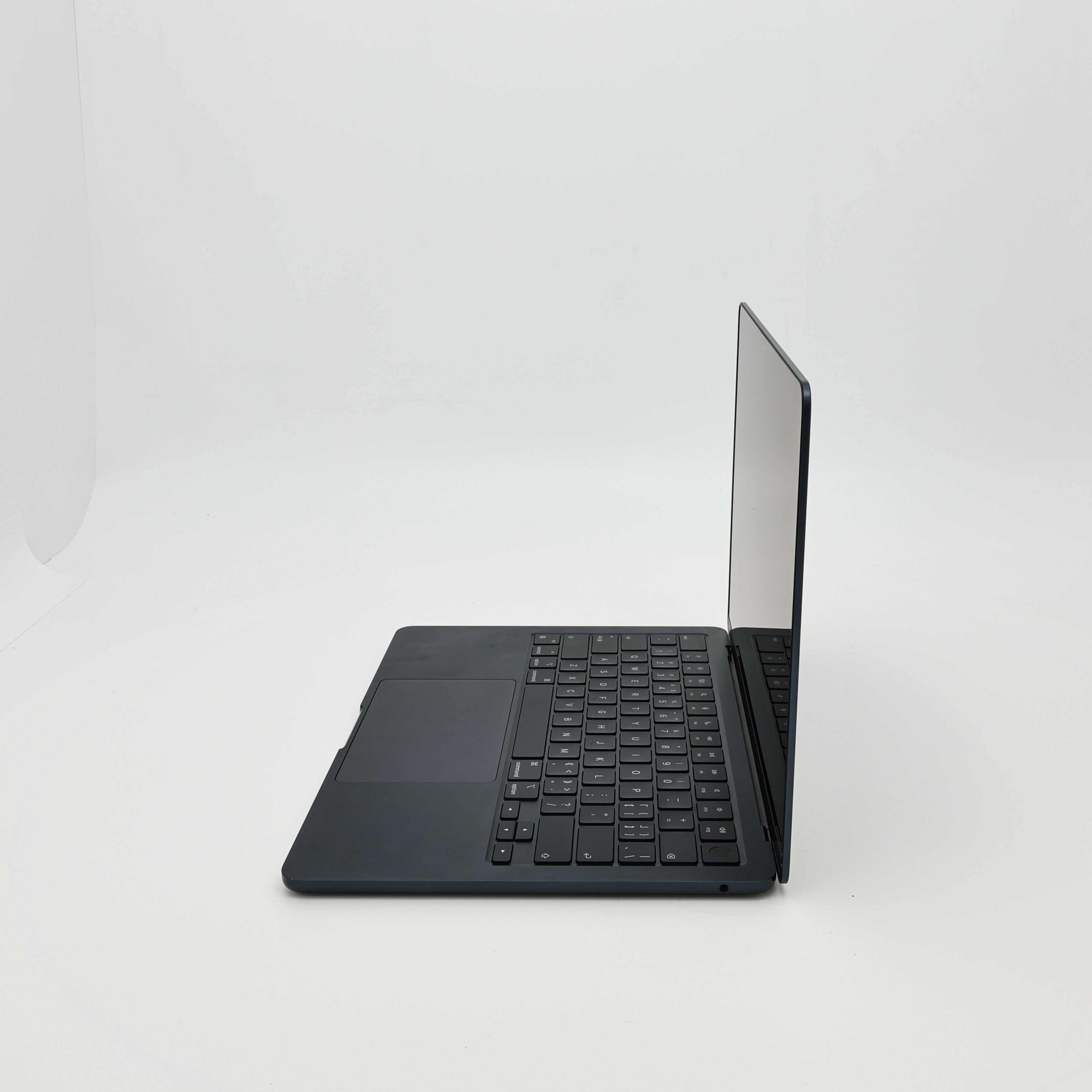 95新 Apple MacBook Air 22年 13寸 M2（8+8核） 8G RAM 256G SSD 午夜色