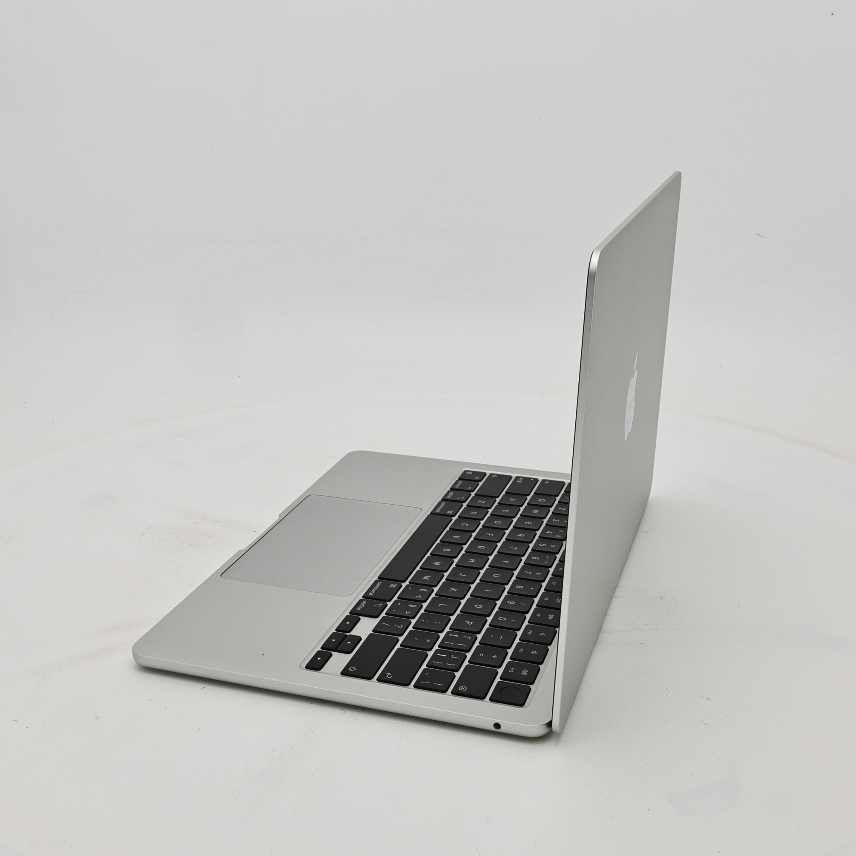 95新 Apple MacBook Air 22年 13寸 M2（8+8核） 8G RAM 256G SSD 銀色