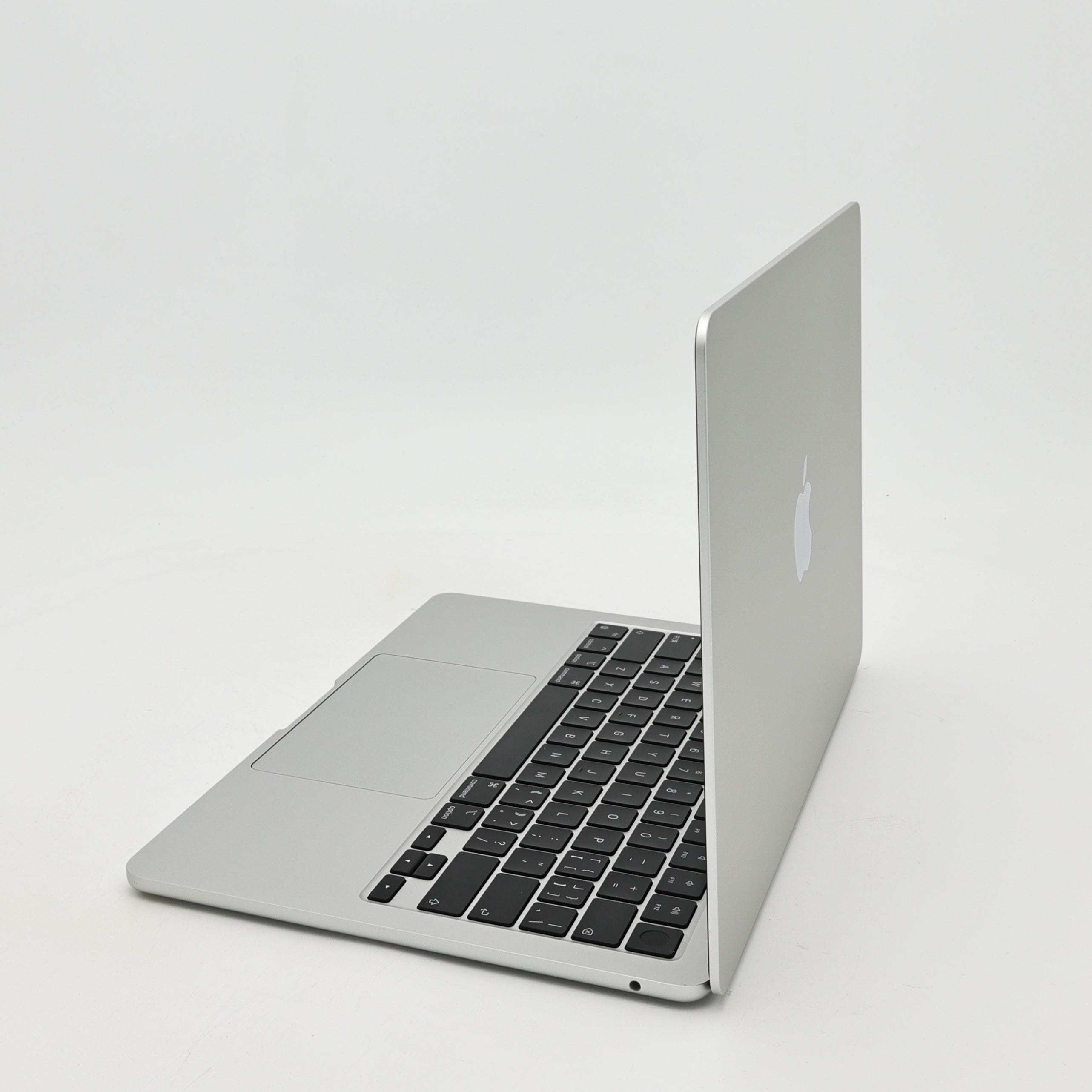 95新 Apple MacBook Air 22年 13寸 M2（8+8核） 16G RAM 256G SSD 銀色