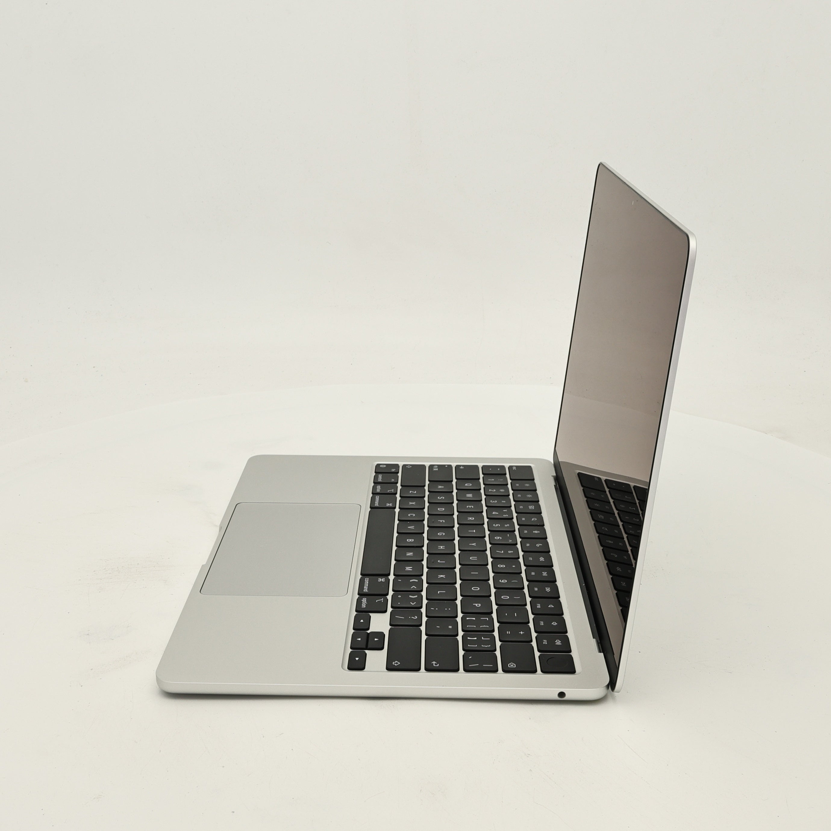 95新 Apple MacBook Air 22年 13寸 M2（8+10核） 8G RAM 512G SSD 銀色