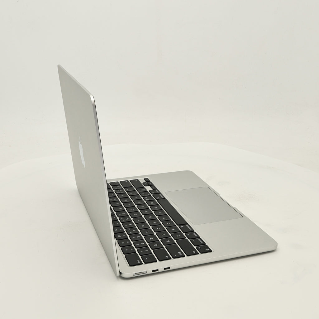 95新 Apple MacBook Air 22年 13寸 M2（8+10核） 8G RAM 512G SSD 銀色
