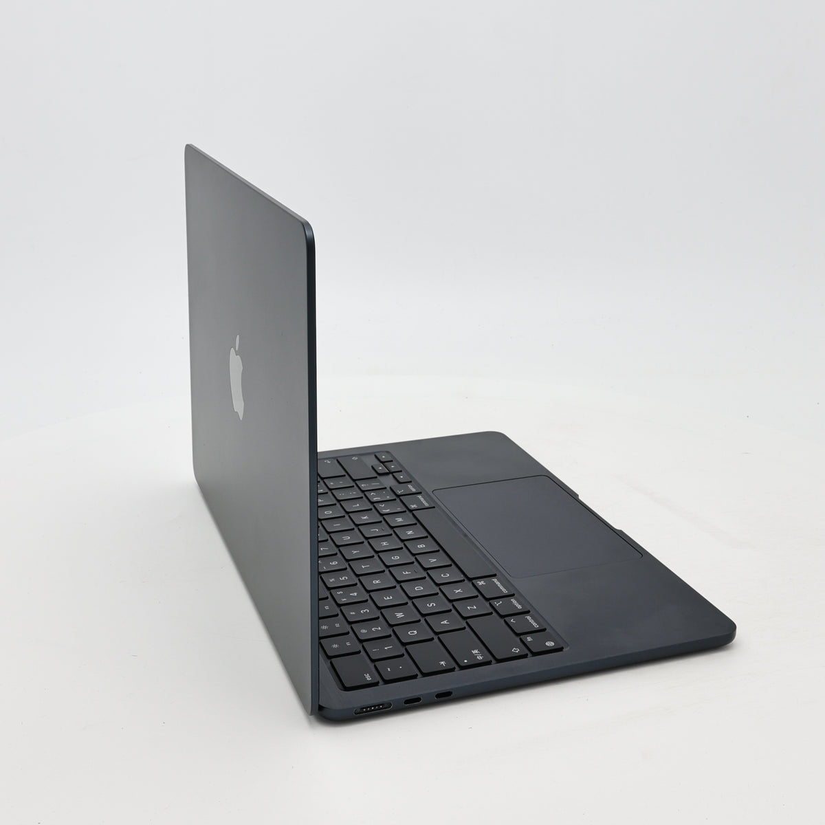 95新 Apple MacBook Air 22年 13寸 M2（8+8核） 8G RAM 256G SSD 午夜色