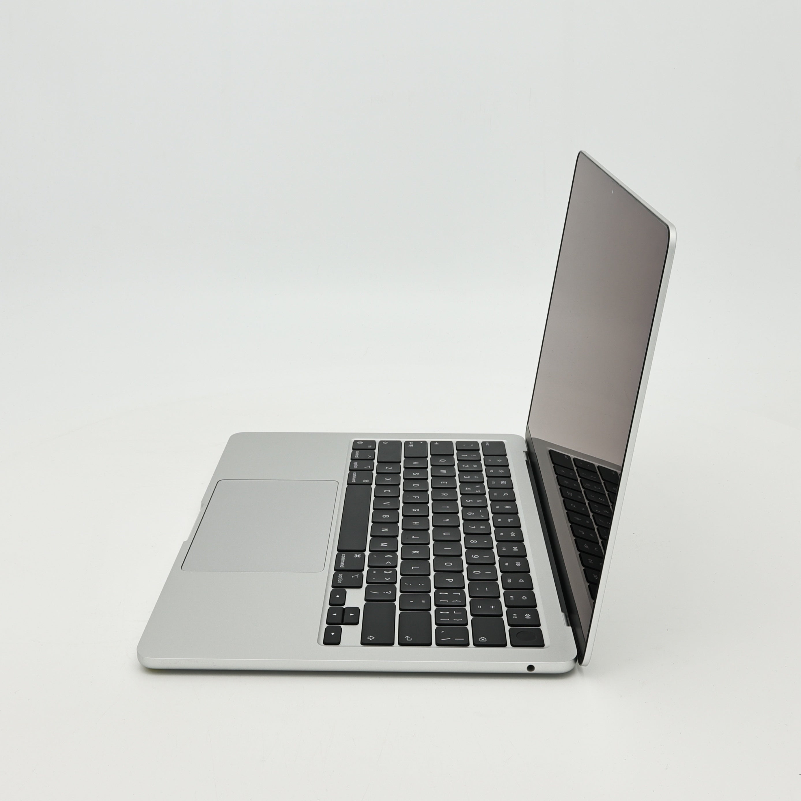 95新 Apple MacBook Air 22年 13寸 M2（8+8核） 8G RAM 256G SSD 銀色