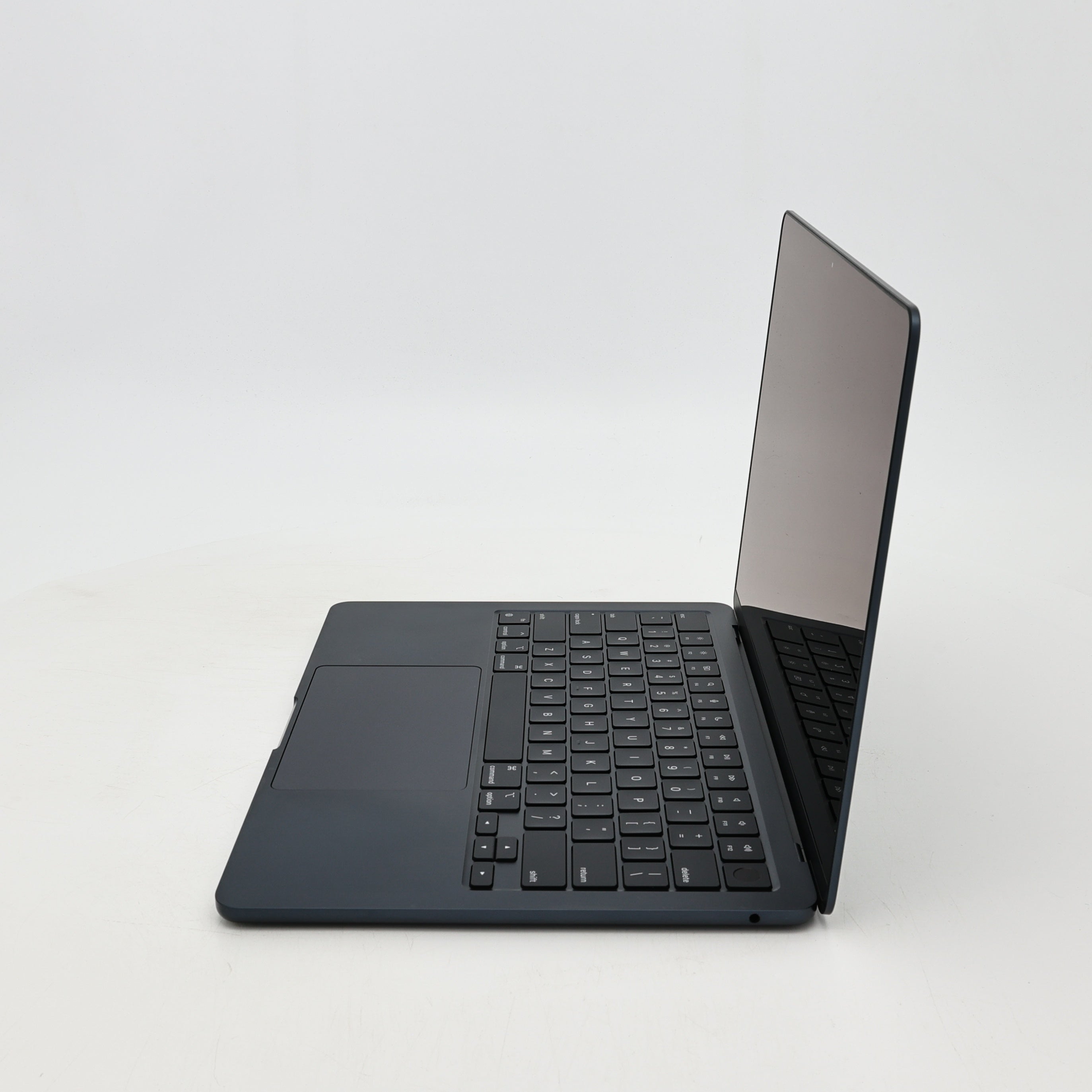95新 Apple MacBook Air 22年 13寸 M2（8+8核） 8G RAM 256G SSD 午夜色