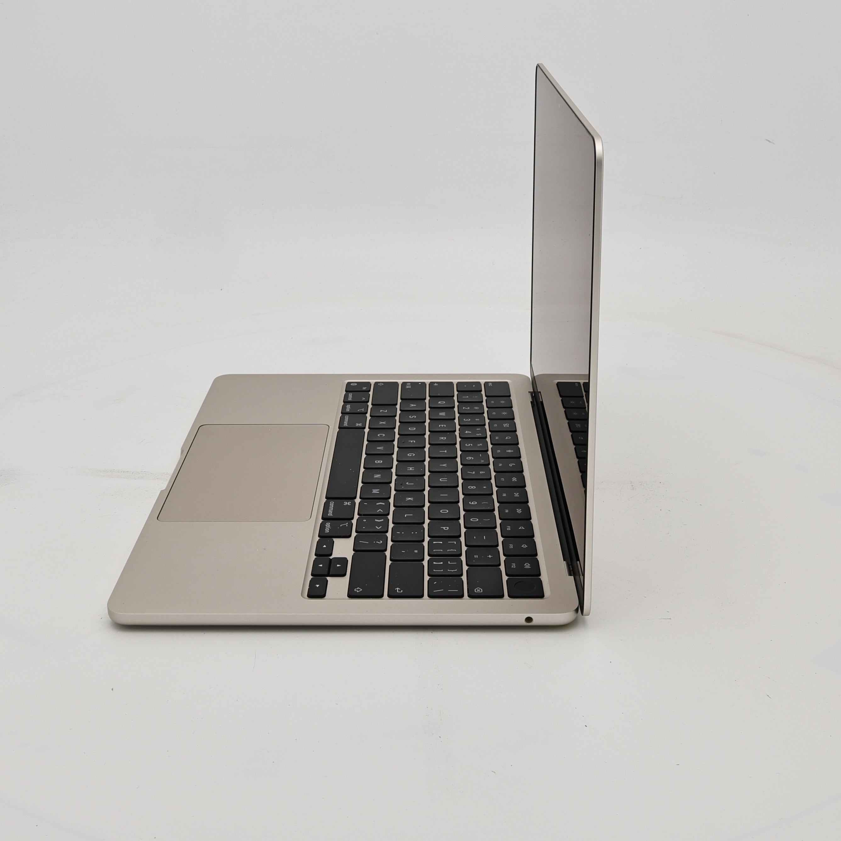 95新 Apple MacBook Air 22年 13寸 M2（8+8核） 8G RAM 256G SSD 星光色