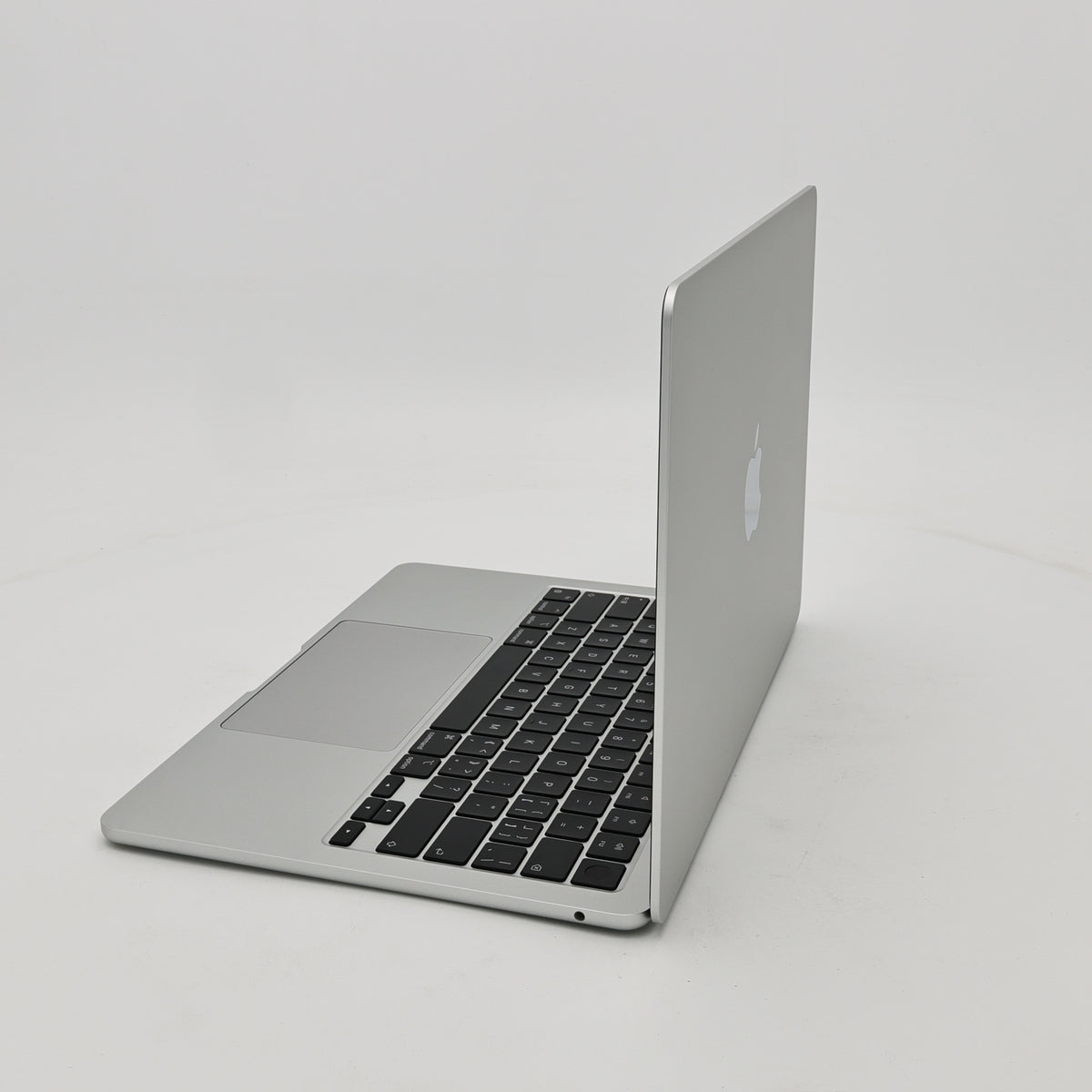 95新 Apple MacBook Air 22年 13寸 M2（8+8核） 16G RAM 256G SSD 銀色