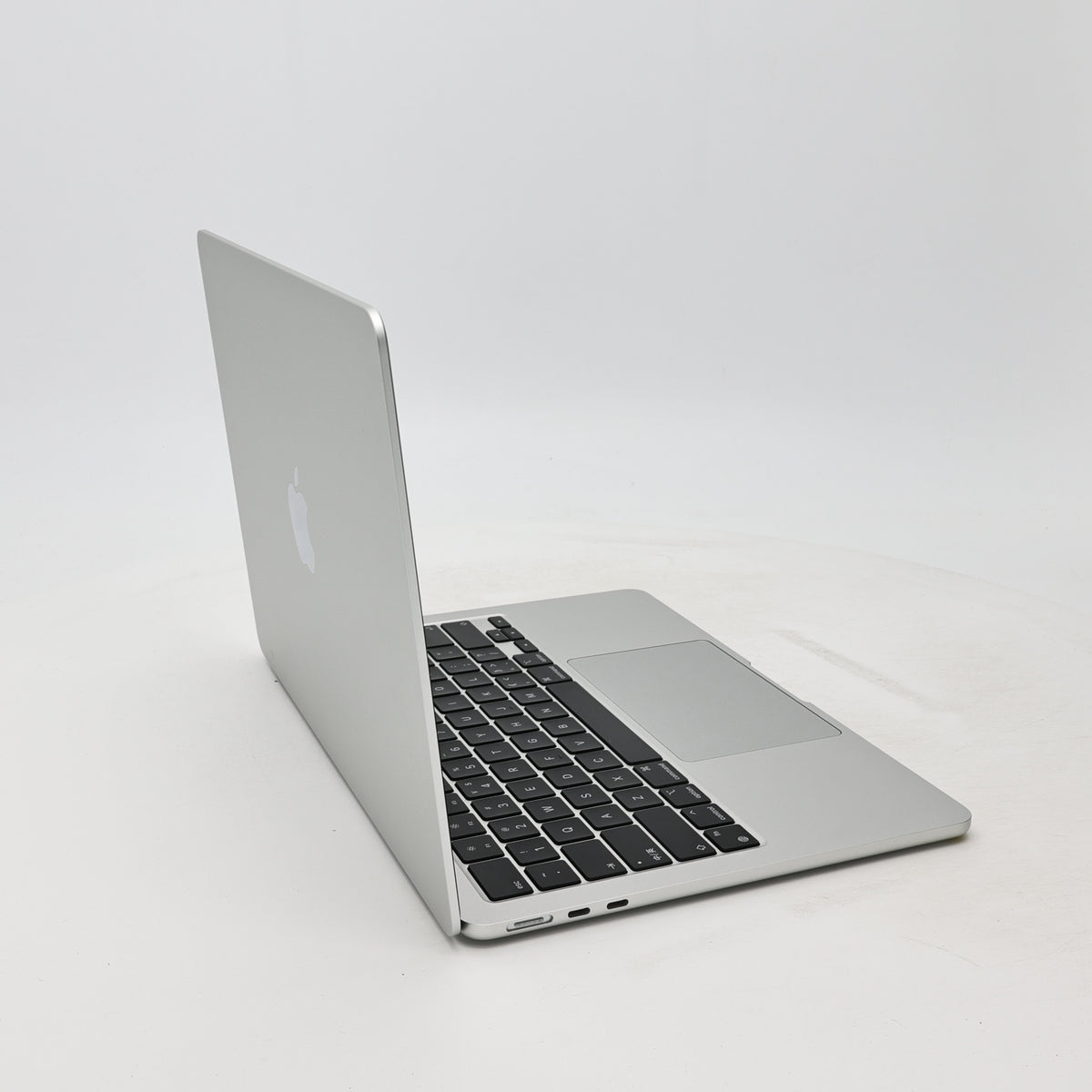 95新 Apple MacBook Air 22年 13寸 M2（8+8核） 16G RAM 256G SSD 銀色