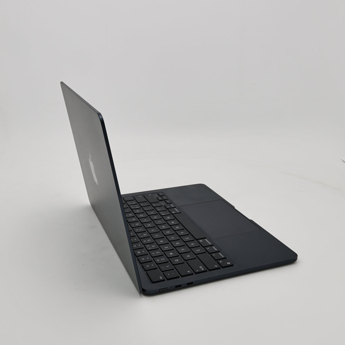 95新 Apple MacBook Air 22年 13寸 M2（8+8核） 8G RAM 256G SSD 午夜色