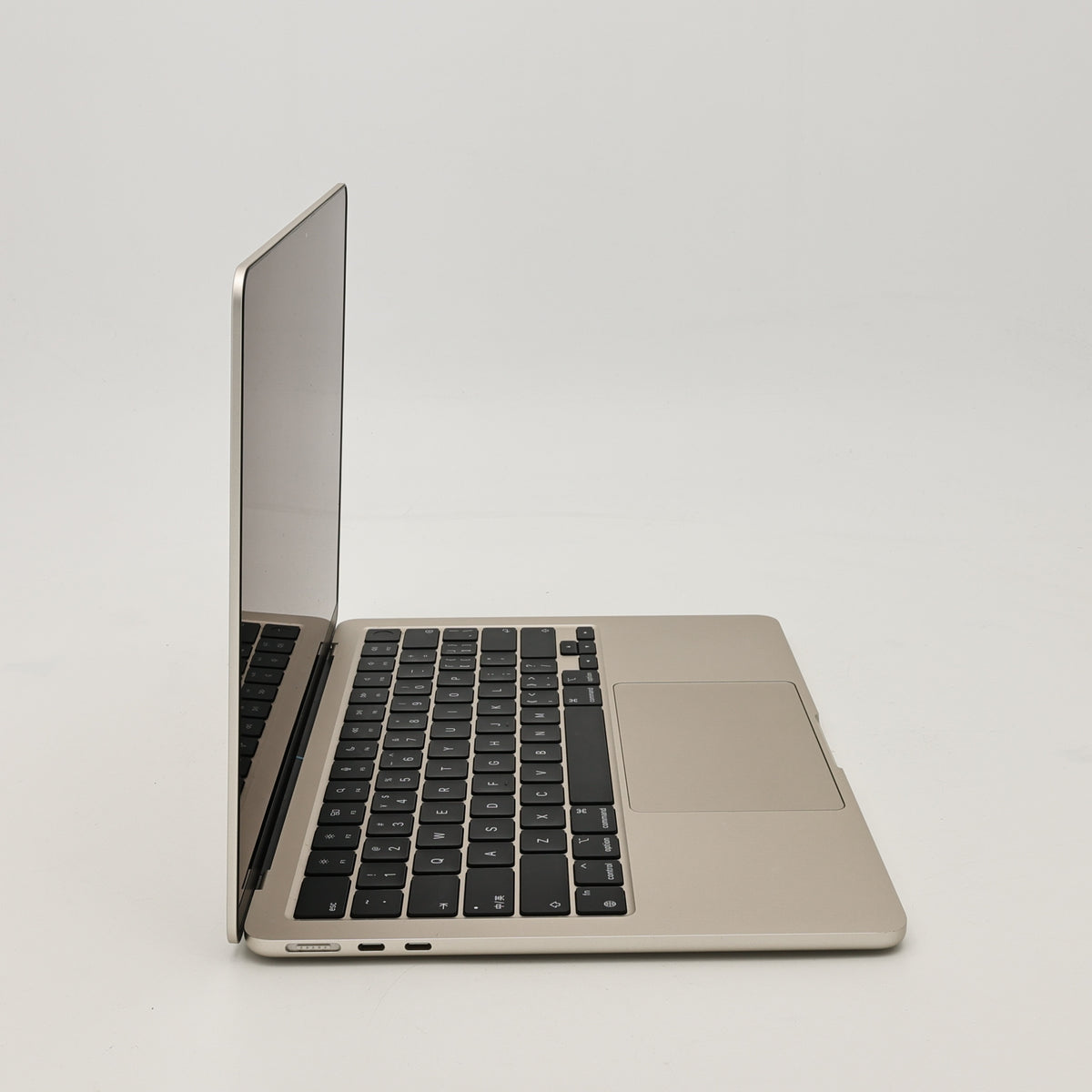 95新 Apple MacBook Air 22年 13寸 M2（8+8核） 16G RAM 256G SSD 星光色