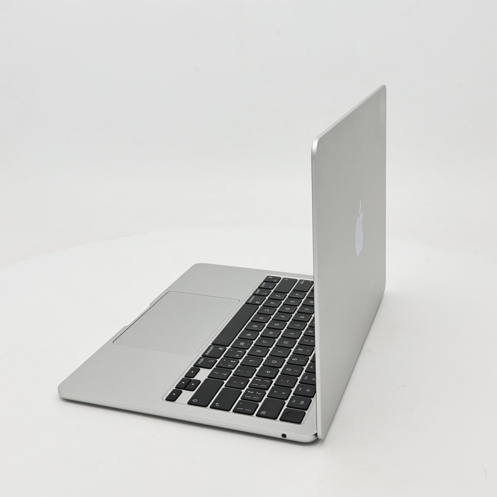 95新 Apple MacBook Air 22年 13寸 M2（8+8核） 8G RAM 256G SSD 銀色