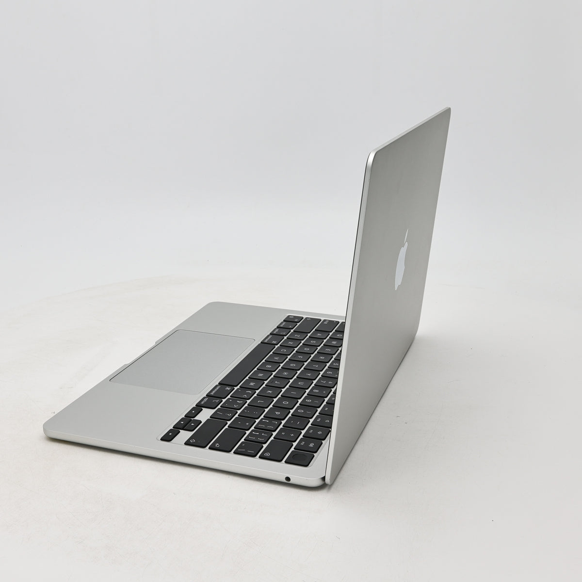 95新 Apple MacBook Air 22年 13寸 M2（8+8核） 8G RAM 256G SSD 銀色