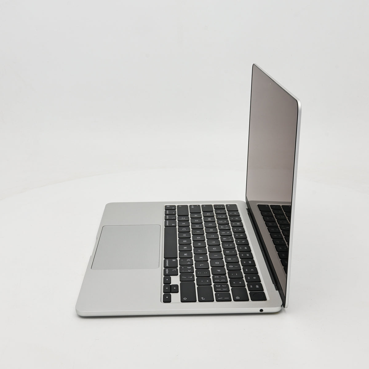 95新 Apple MacBook Air 22年 13寸 M2（8+8核） 8G RAM 256G SSD 銀色
