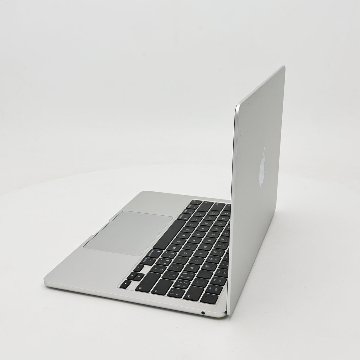 95新 Apple MacBook Air 22年 13寸 M2（8+8核） 8G RAM 256G SSD 銀色