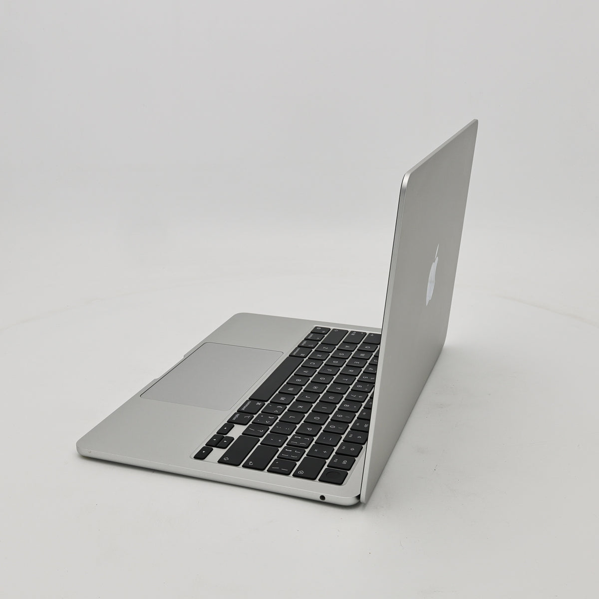 95新 Apple MacBook Air 22年 13寸 M2（8+8核） 8G RAM 256G SSD 銀色