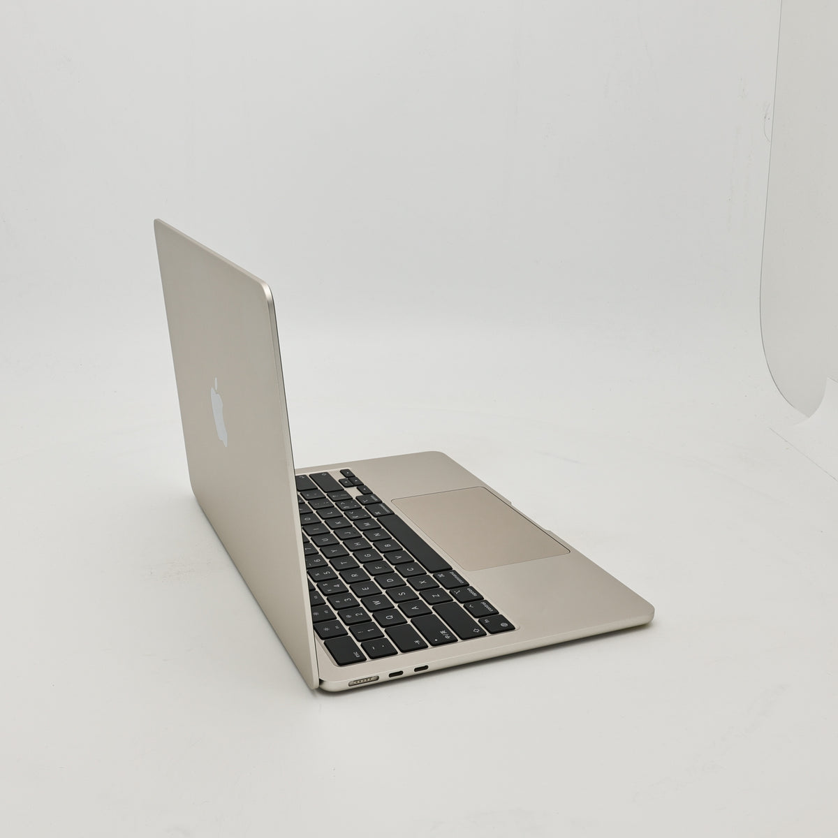 95新 Apple MacBook Air 22年 13寸 M2（8+8核） 16G RAM 256G SSD 星光色