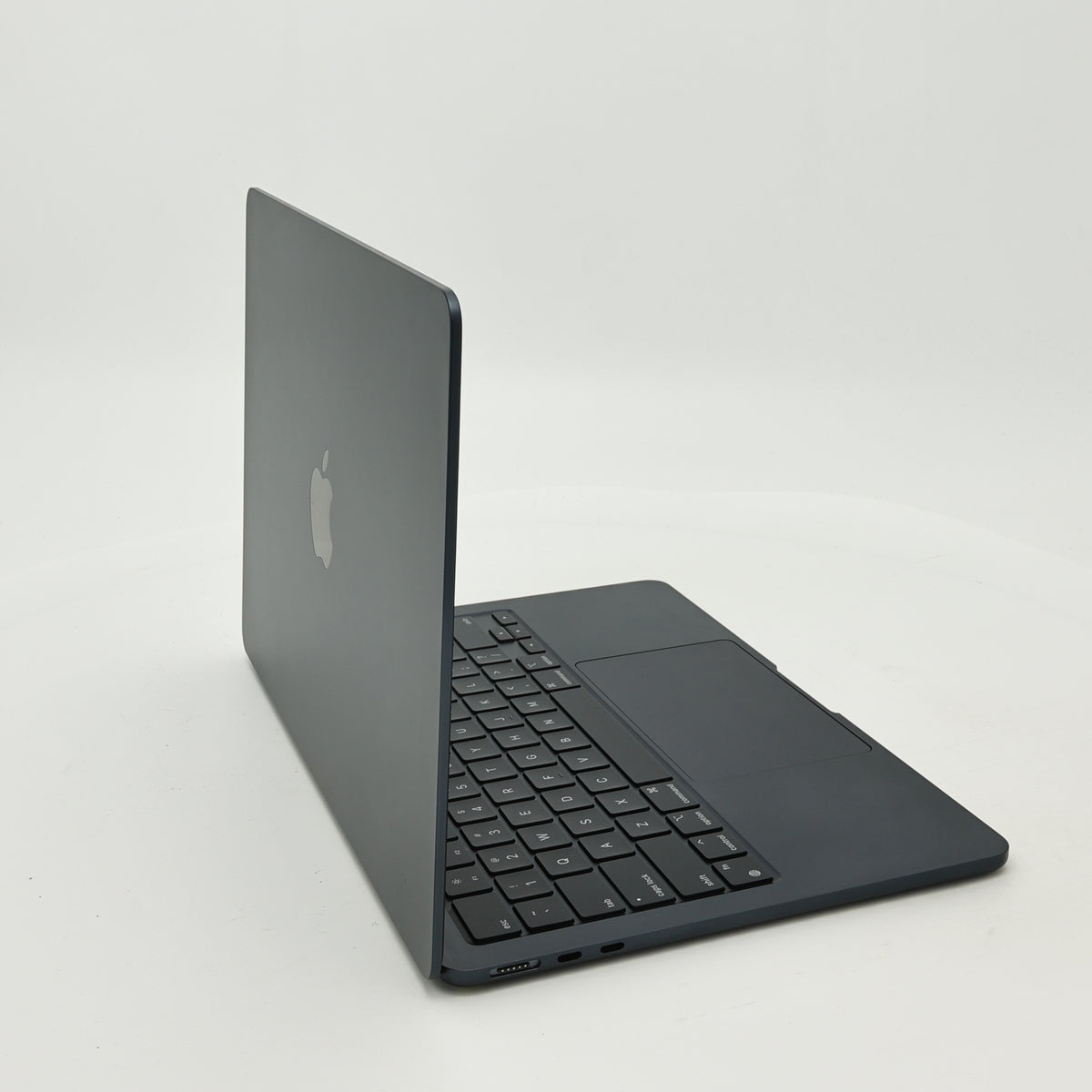 95新 Apple MacBook Air 22年 13寸 M2（8+8核） 8G RAM 256G SSD 午夜色