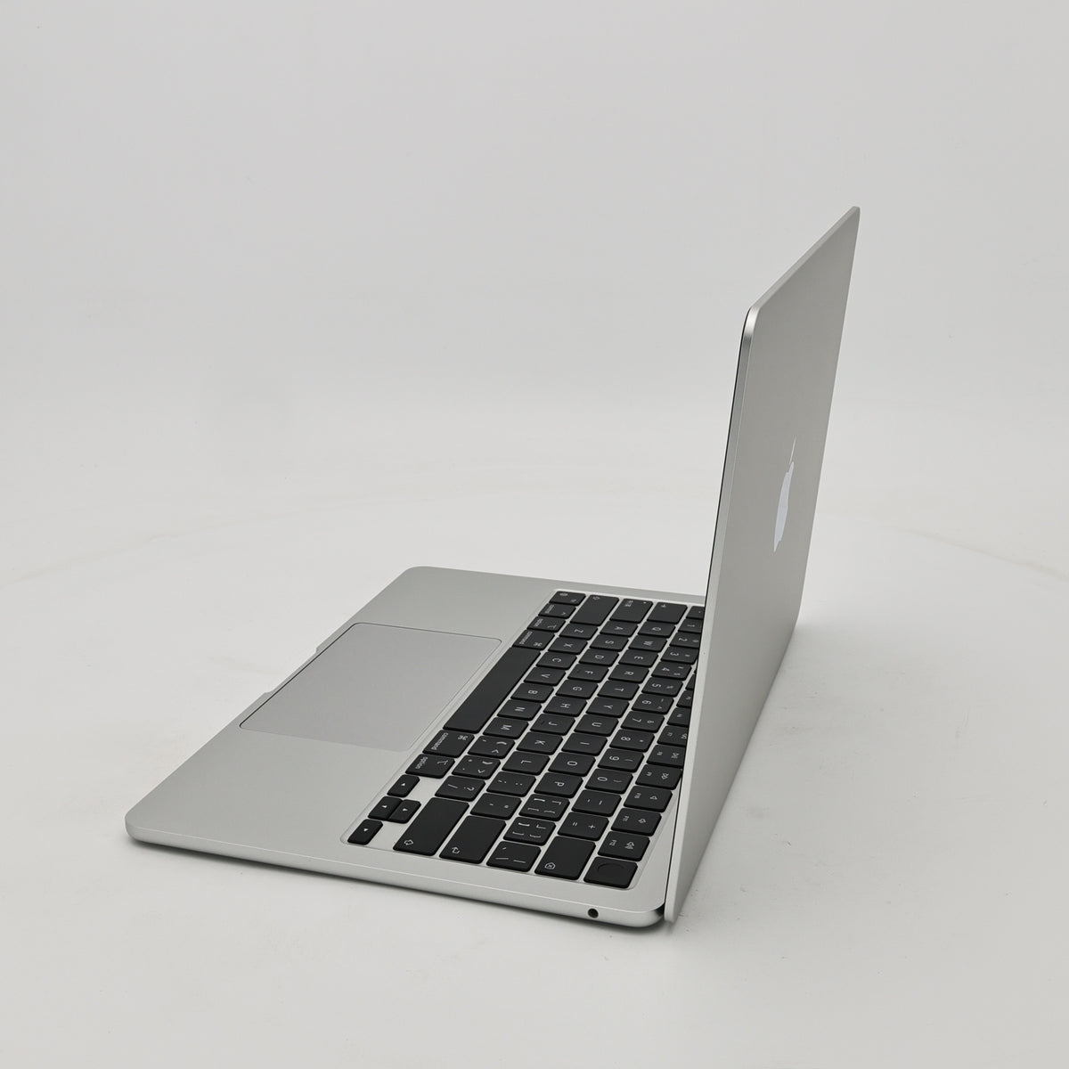 95新 Apple MacBook Air 22年 13寸 M2（8+8核） 8G RAM 256G SSD 銀色