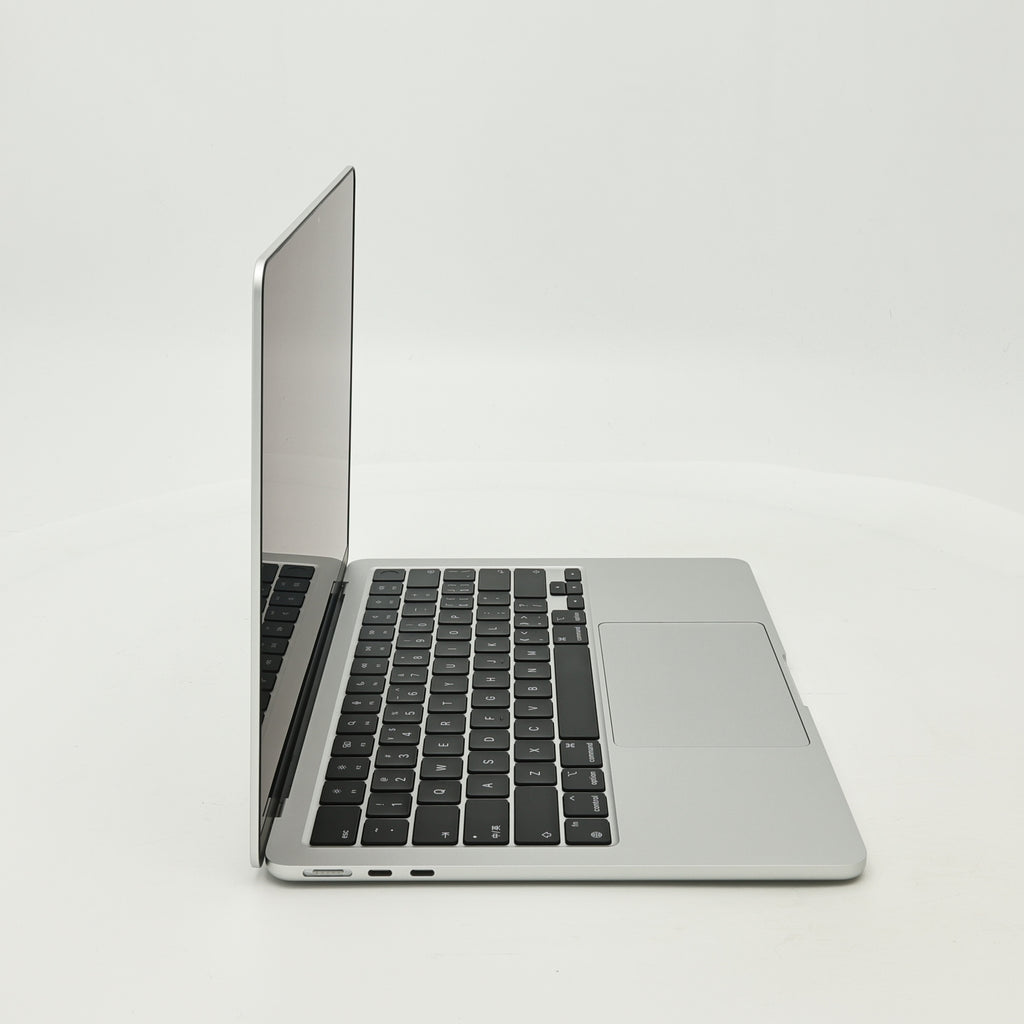 95新 Apple MacBook Air 22年 13寸 M2（8+8核） 16G RAM 256G SSD 銀色
