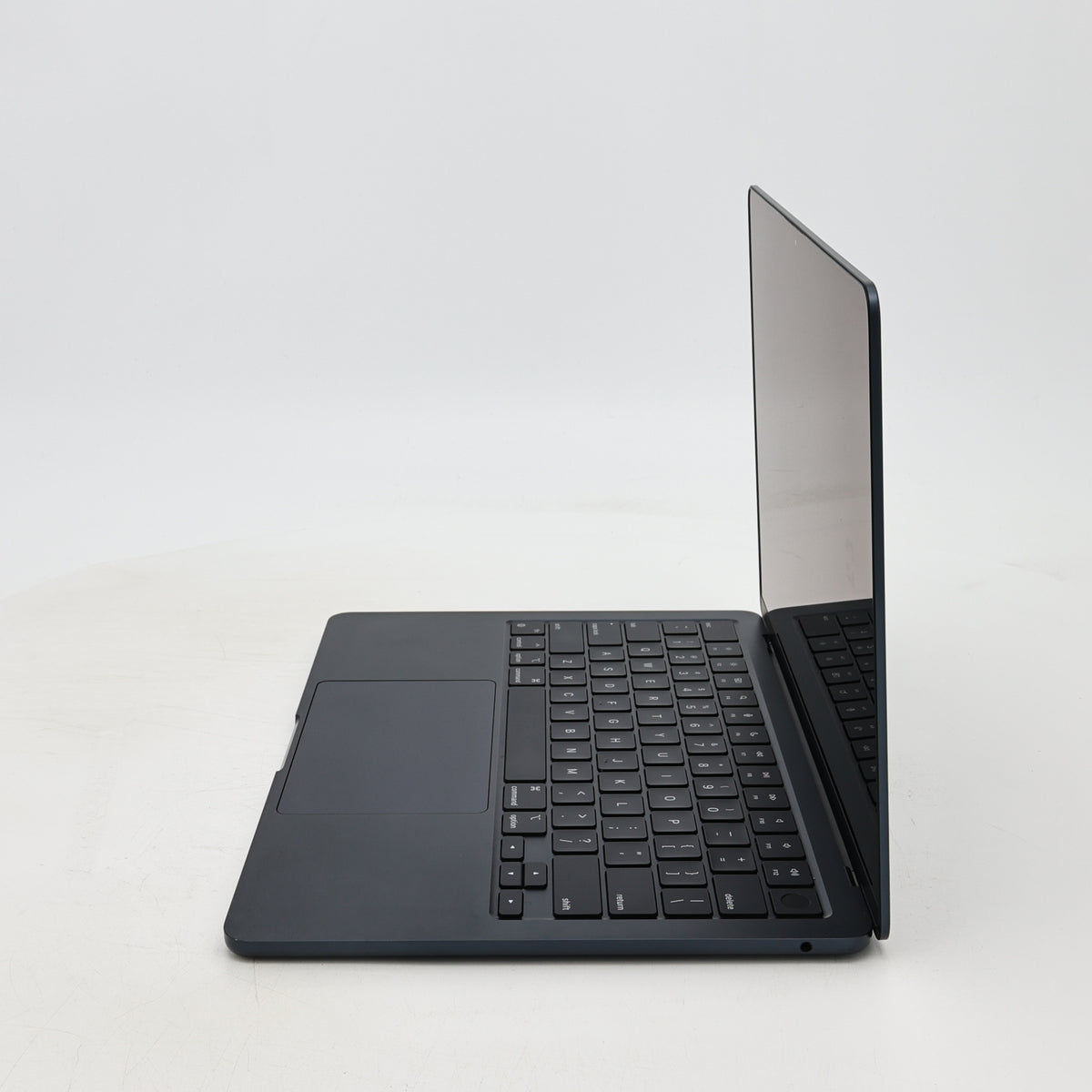 95新 Apple MacBook Air 22年 13寸 M2（8+8核） 8G RAM 256G SSD 午夜色