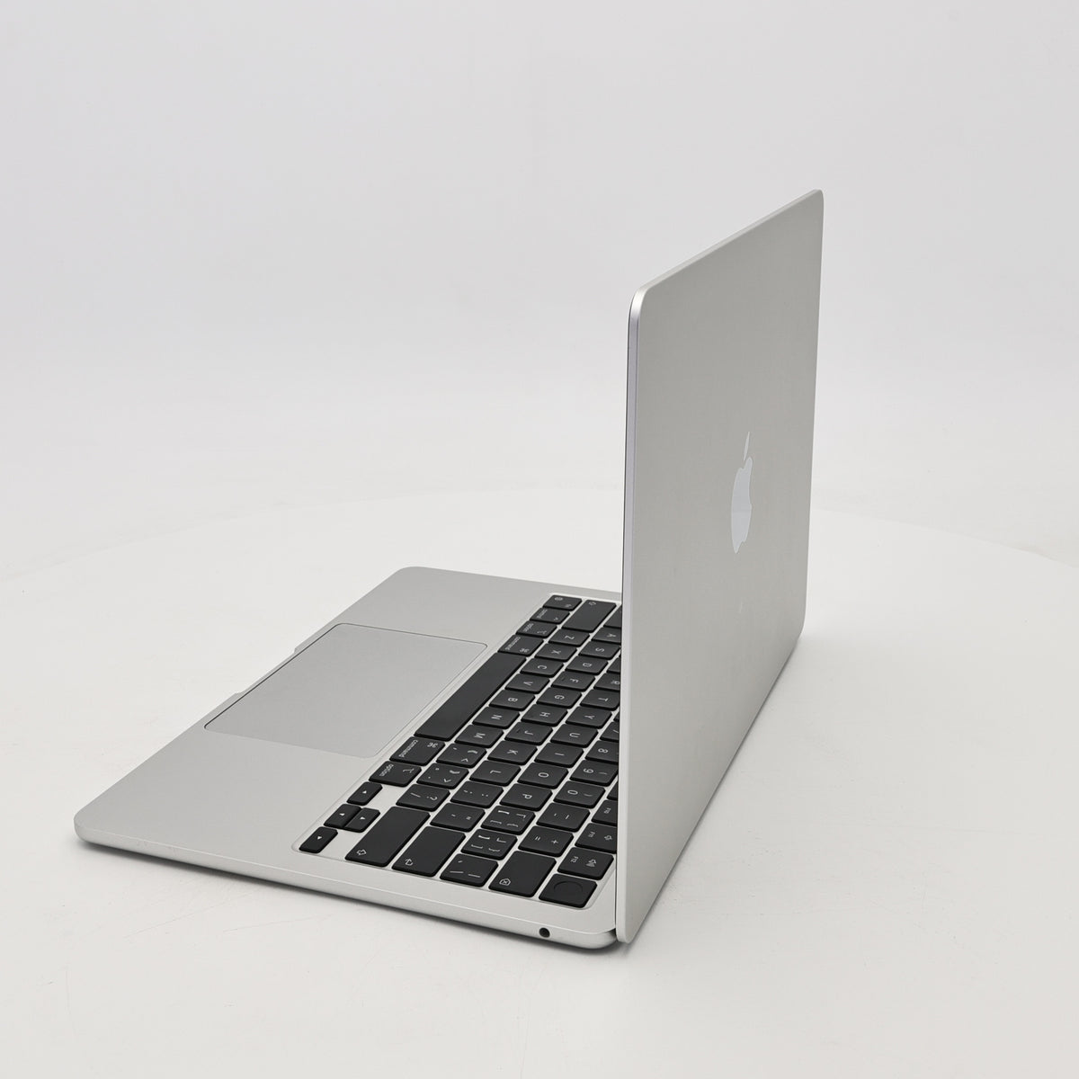 95新 Apple MacBook Air 22年 13寸 M2（8+8核） 8G RAM 256G SSD 銀色