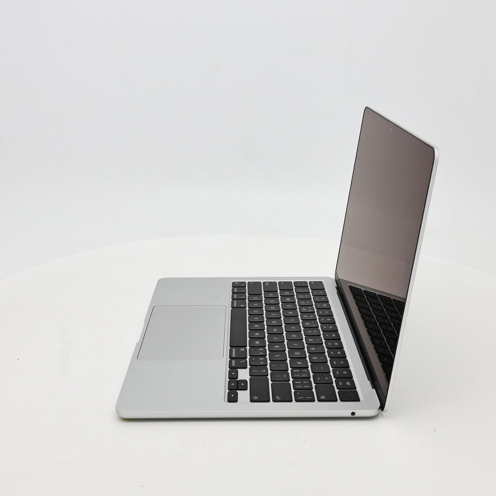 95新 Apple MacBook Air 22年 13寸 M2（8+8核） 8G RAM 256G SSD 銀色