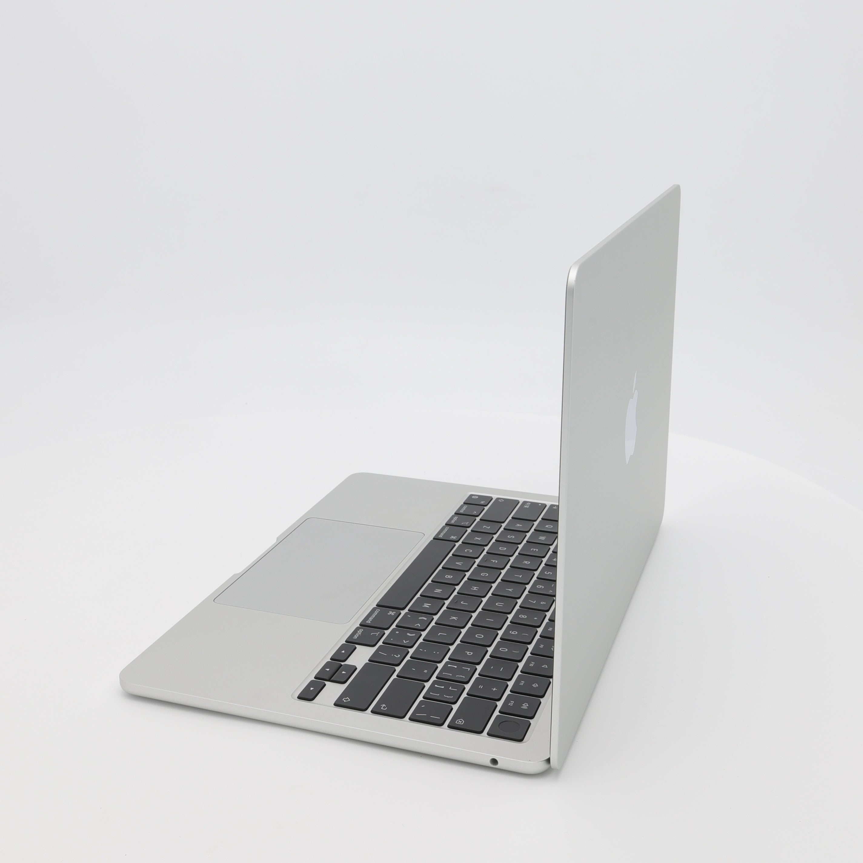 95新 Apple MacBook Air 22年 13寸 M2（8+10核） 8G RAM 512G SSD 銀色
