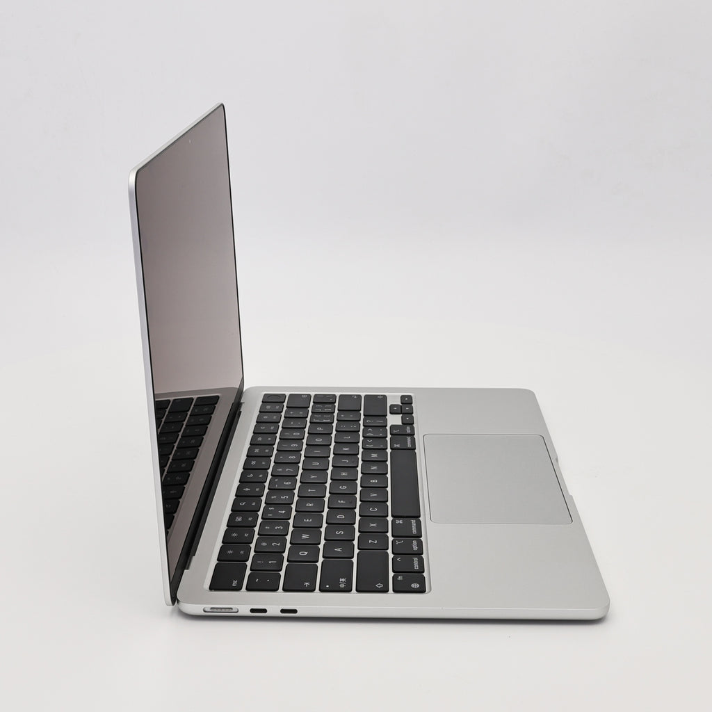95新 Apple MacBook Air 22年 13寸 M2（8+8核） 8G RAM 256G SSD 銀色