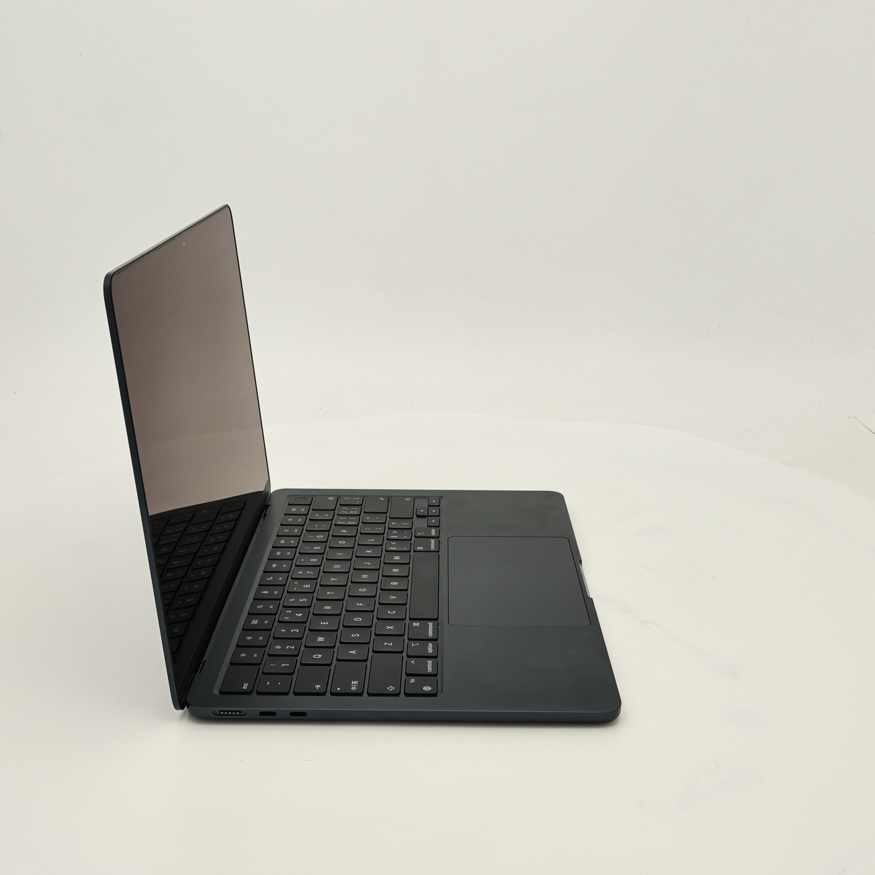 99新 Apple MacBook Air 22年 13寸 M2（8+8核） 8G RAM 256G SSD 深空灰色