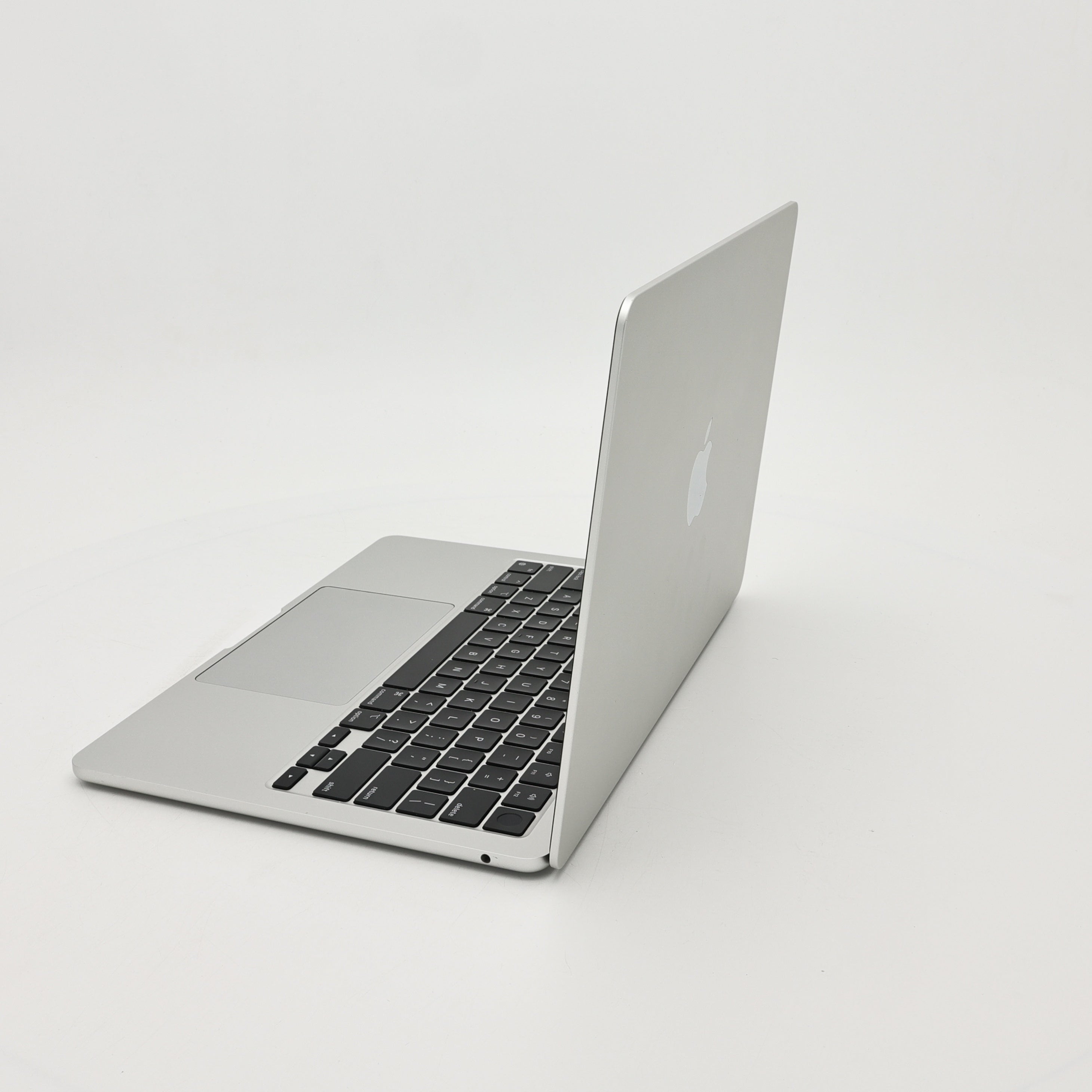 95新 Apple MacBook Air 22年 13寸 M2（8+8核） 8G RAM 256G SSD 銀色