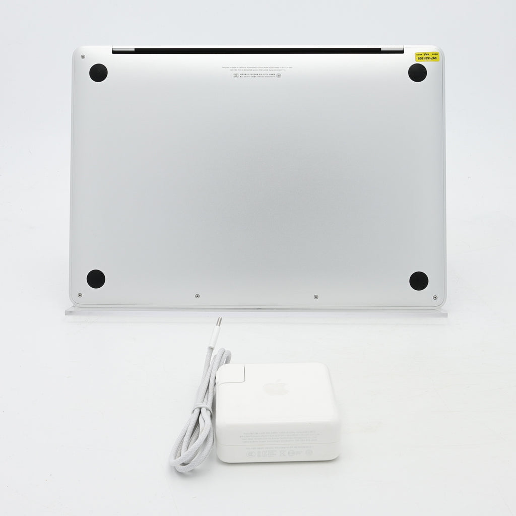 95新 Apple MacBook Pro 22年 13寸 M2（8+10核） 8G RAM 512G SSD 銀色