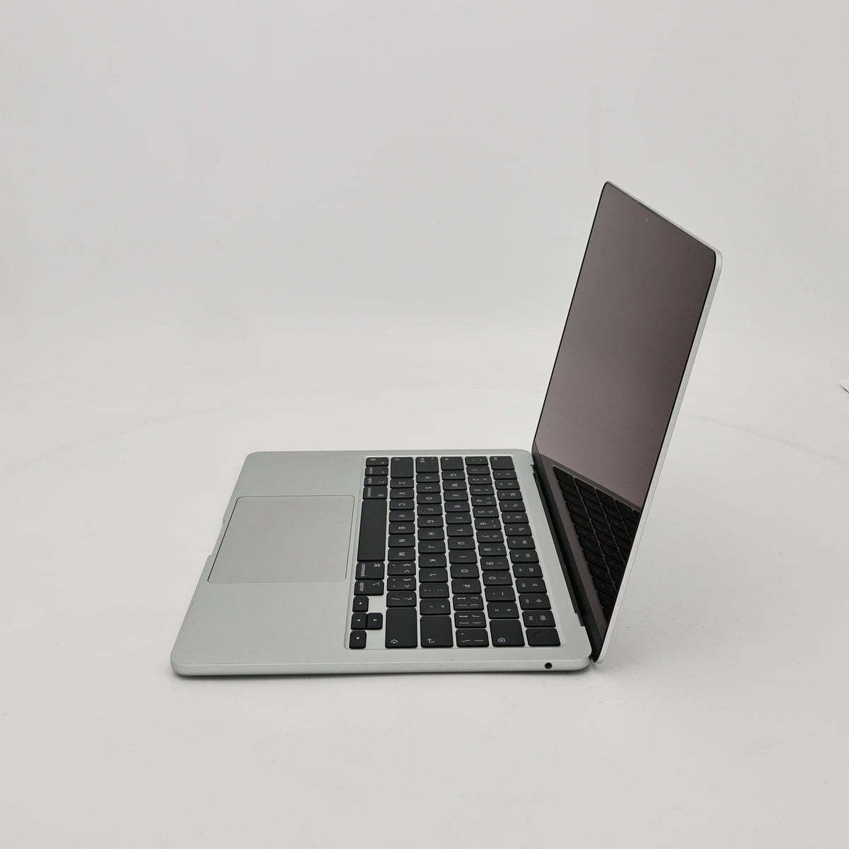 95新 Apple MacBook Air 22年 13寸 M2（8+10核） 8G RAM 512G SSD 銀色