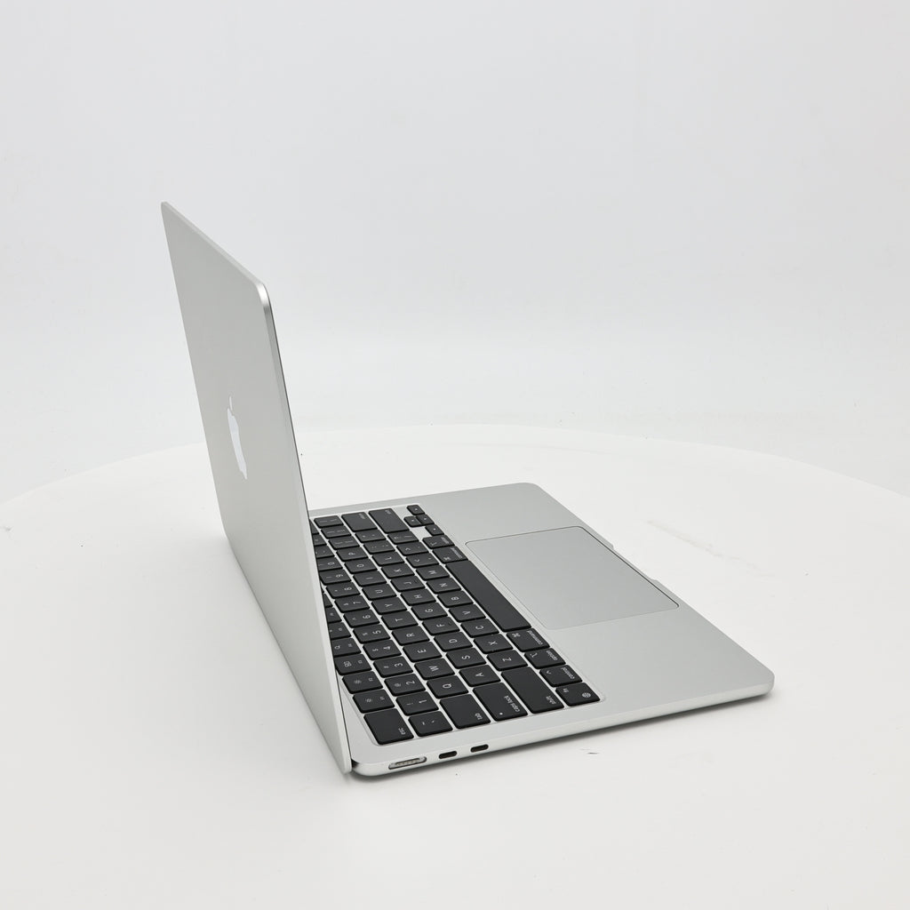 95新 Apple MacBook Air 22年 13寸 M2（8+8核） 8G RAM 256G SSD 銀色