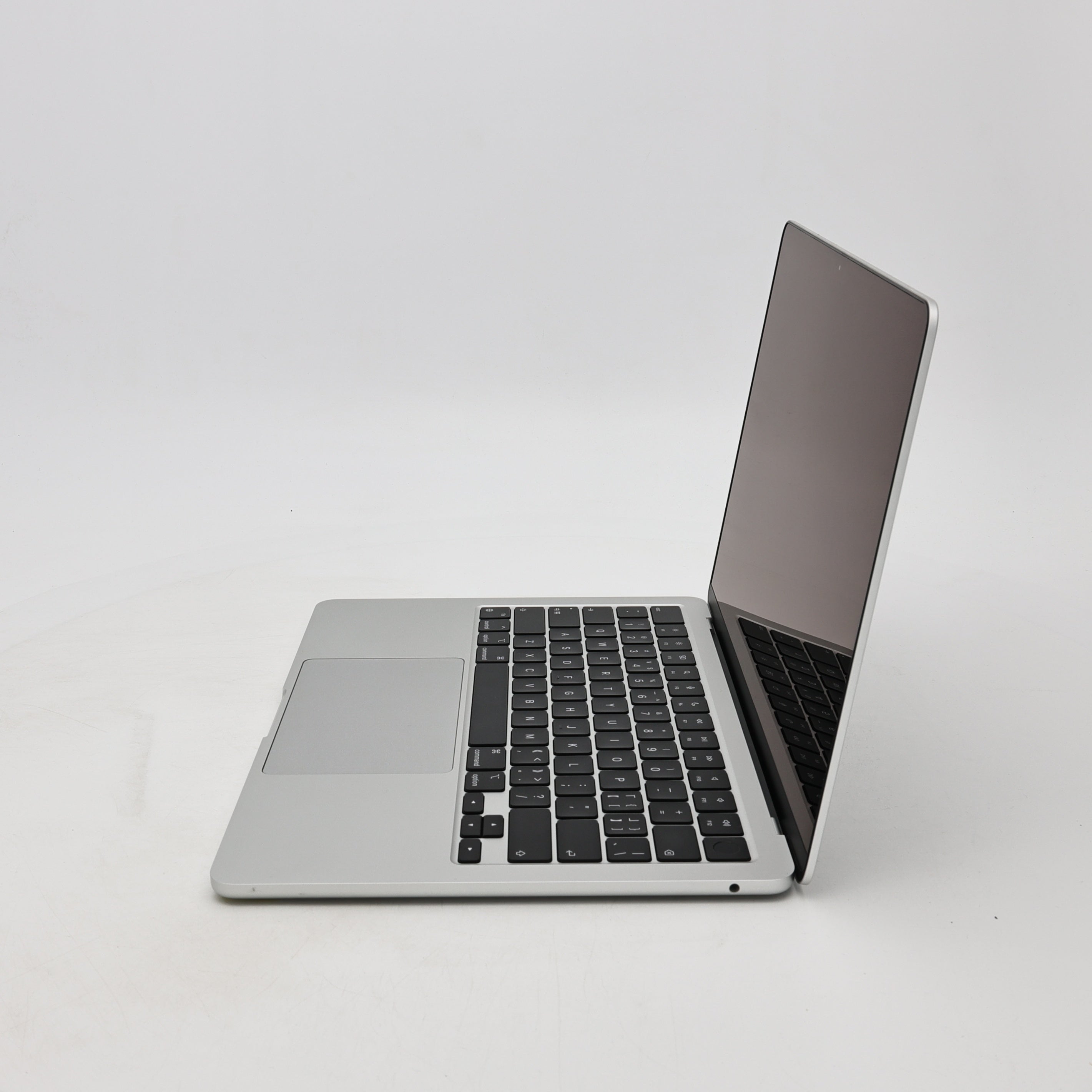 95新 Apple MacBook Air 22年 13寸 M2（8+8核） 16G RAM 256G SSD 銀色