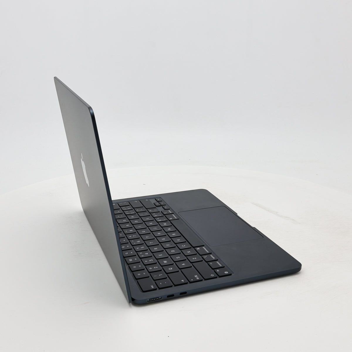 95新 Apple MacBook Air 22年 13寸 M2（8+8核） 8G RAM 256G SSD 午夜色
