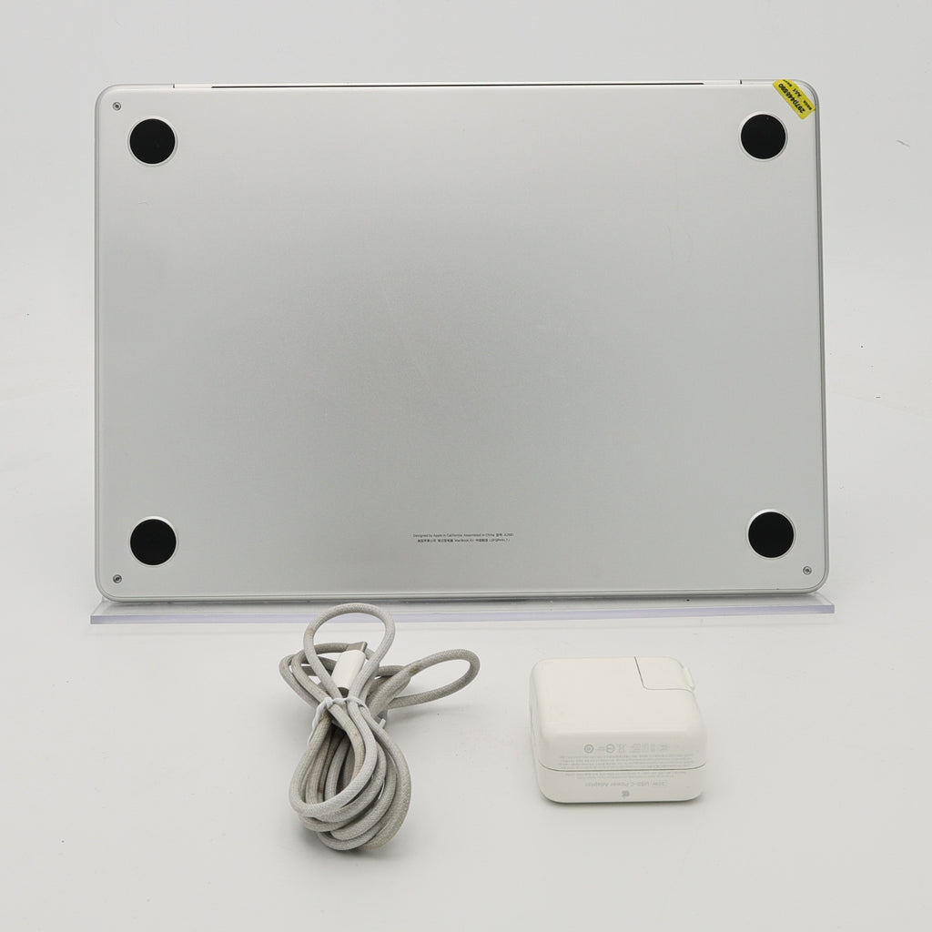 95新 Apple MacBook Air 22年 13寸 M2（8+8核） 8G RAM 256G SSD 銀色
