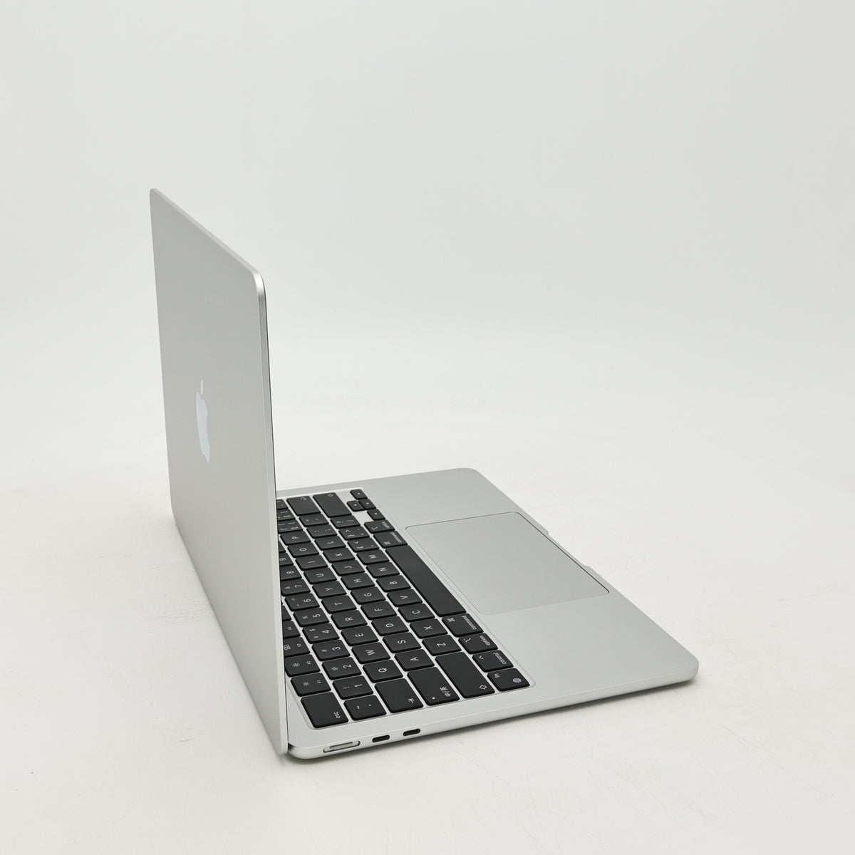 95新 Apple MacBook Air 22年 13寸 M2（8+8核） 8G RAM 256G SSD 銀色