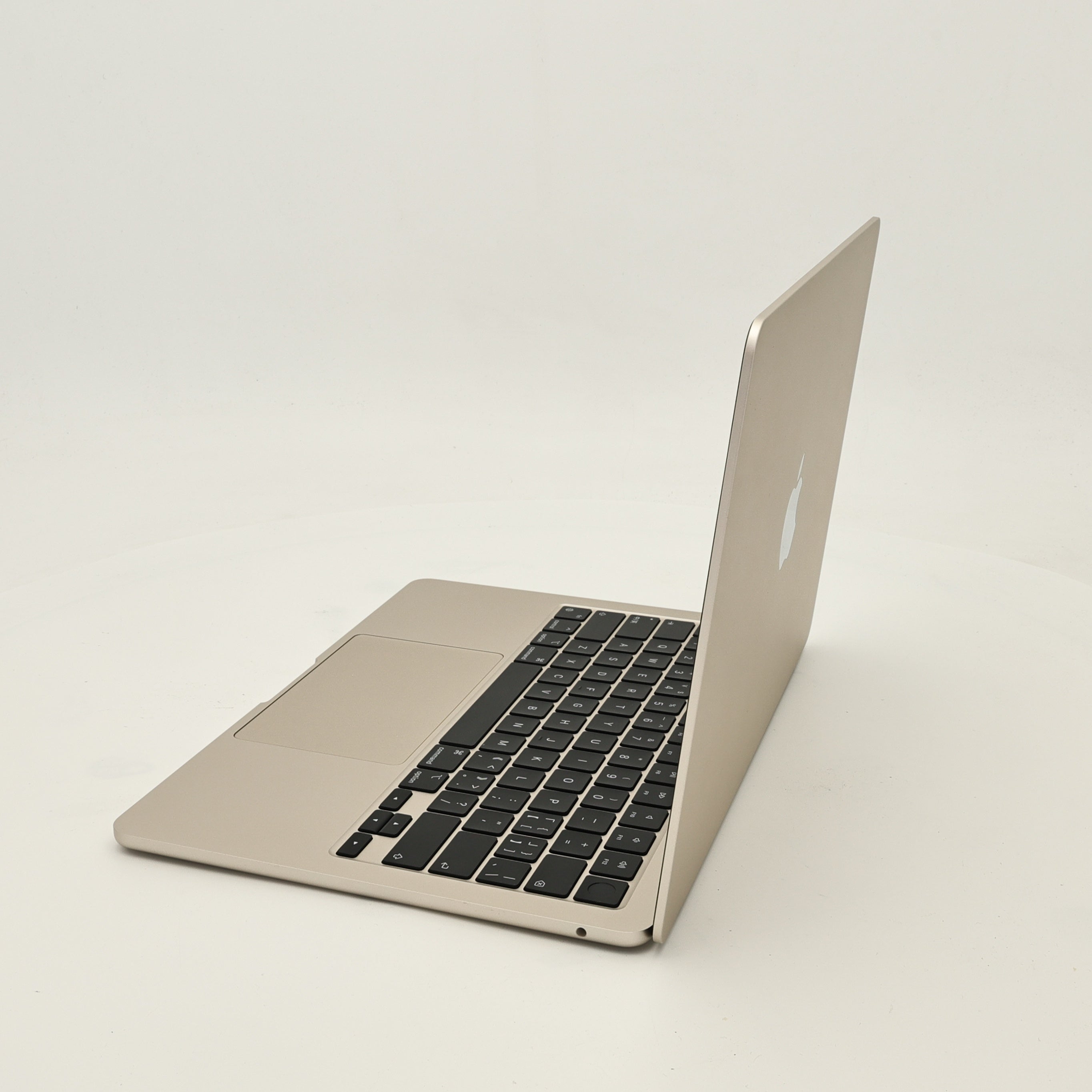 95新 Apple MacBook Air 22年 13寸 M2（8+8核） 16G RAM 256G SSD 星光色