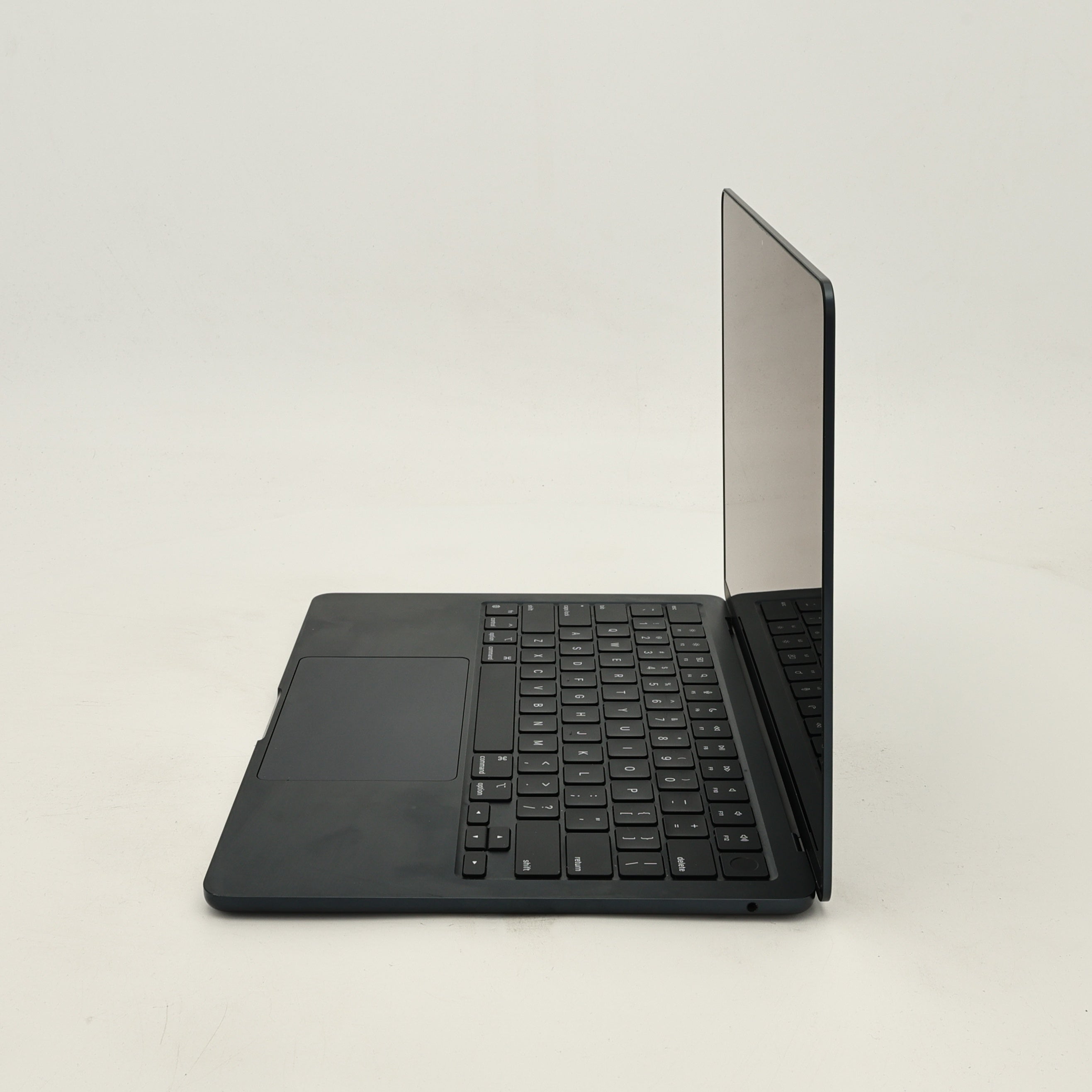 95新 Apple MacBook Air 22年 13寸 M2（8+8核） 8G RAM 256G SSD 午夜色