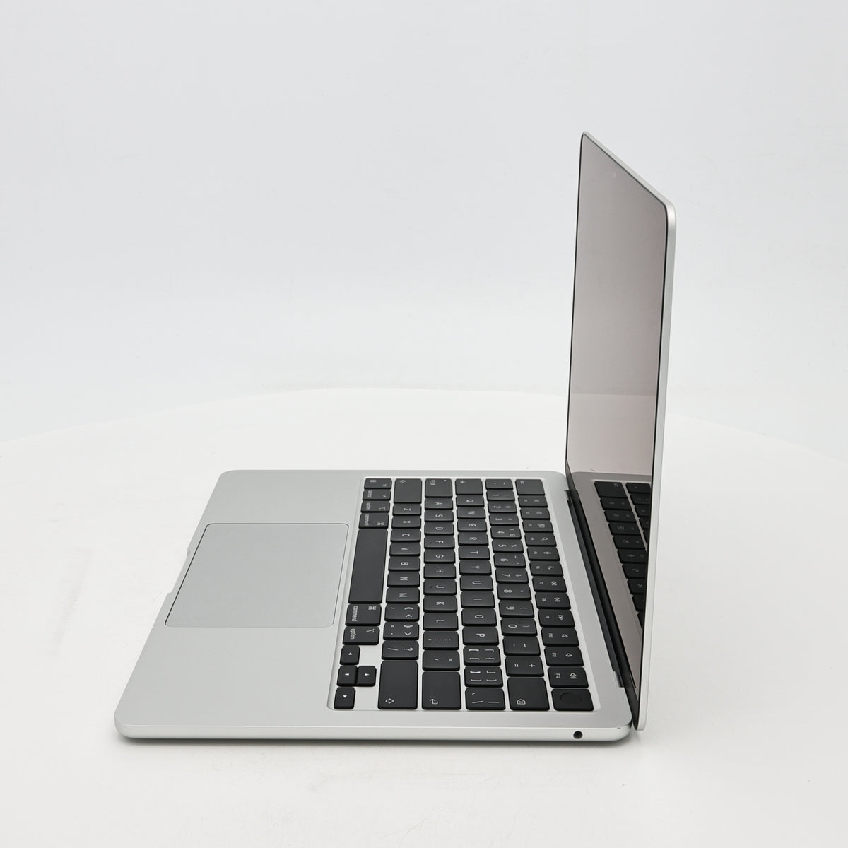 95新 Apple MacBook Air 22年 13寸 M2（8+10核） 8G RAM 512G SSD 銀色