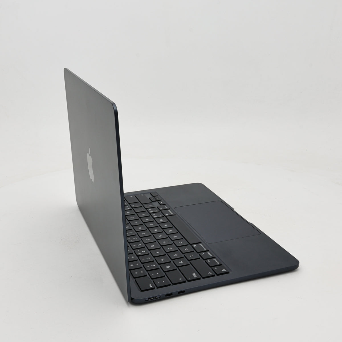 95新 Apple MacBook Air 22年 13寸 M2（8+8核） 8G RAM 256G SSD 午夜色