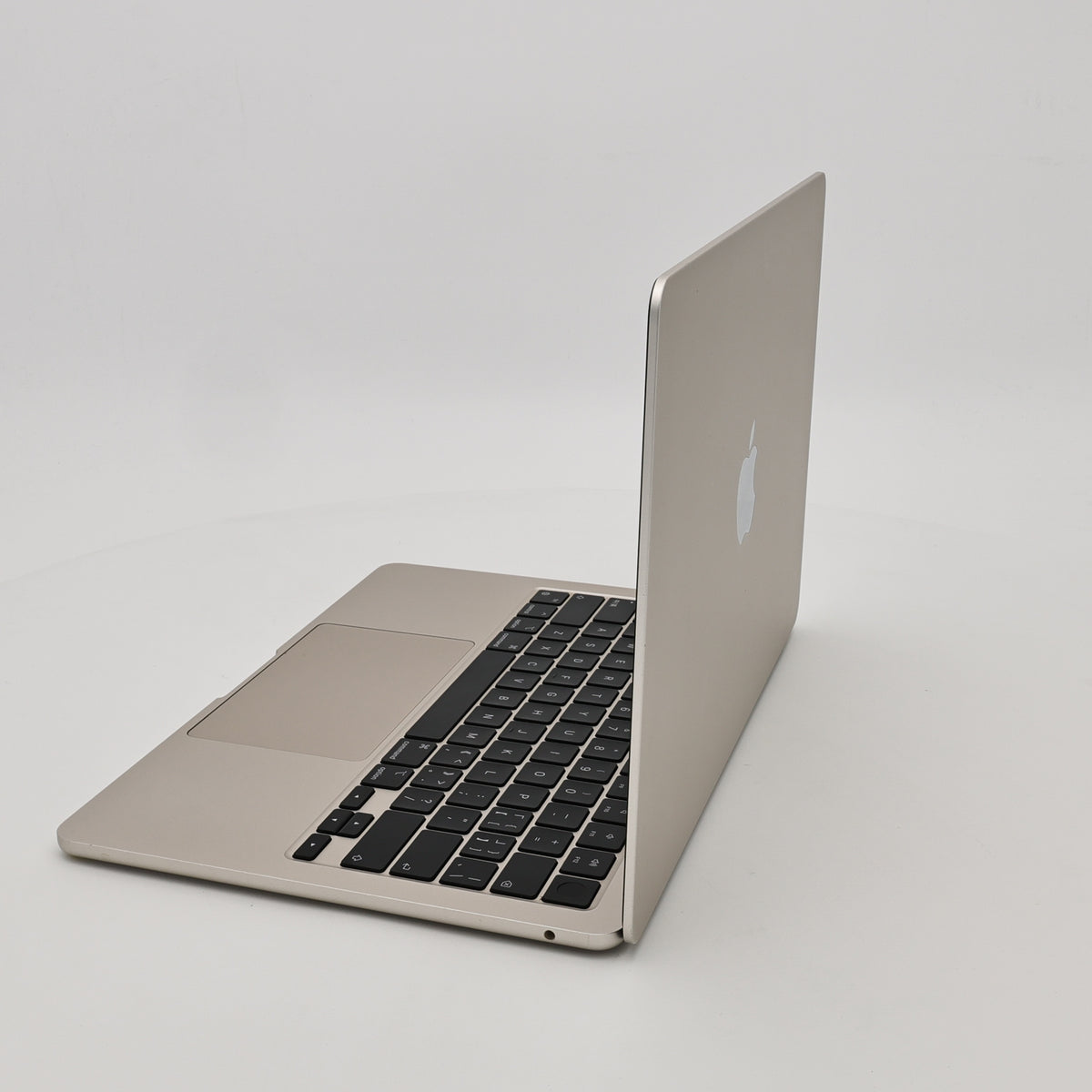 95新 Apple MacBook Air 22年 13寸 M2（8+8核） 8G RAM 256G SSD 星光色