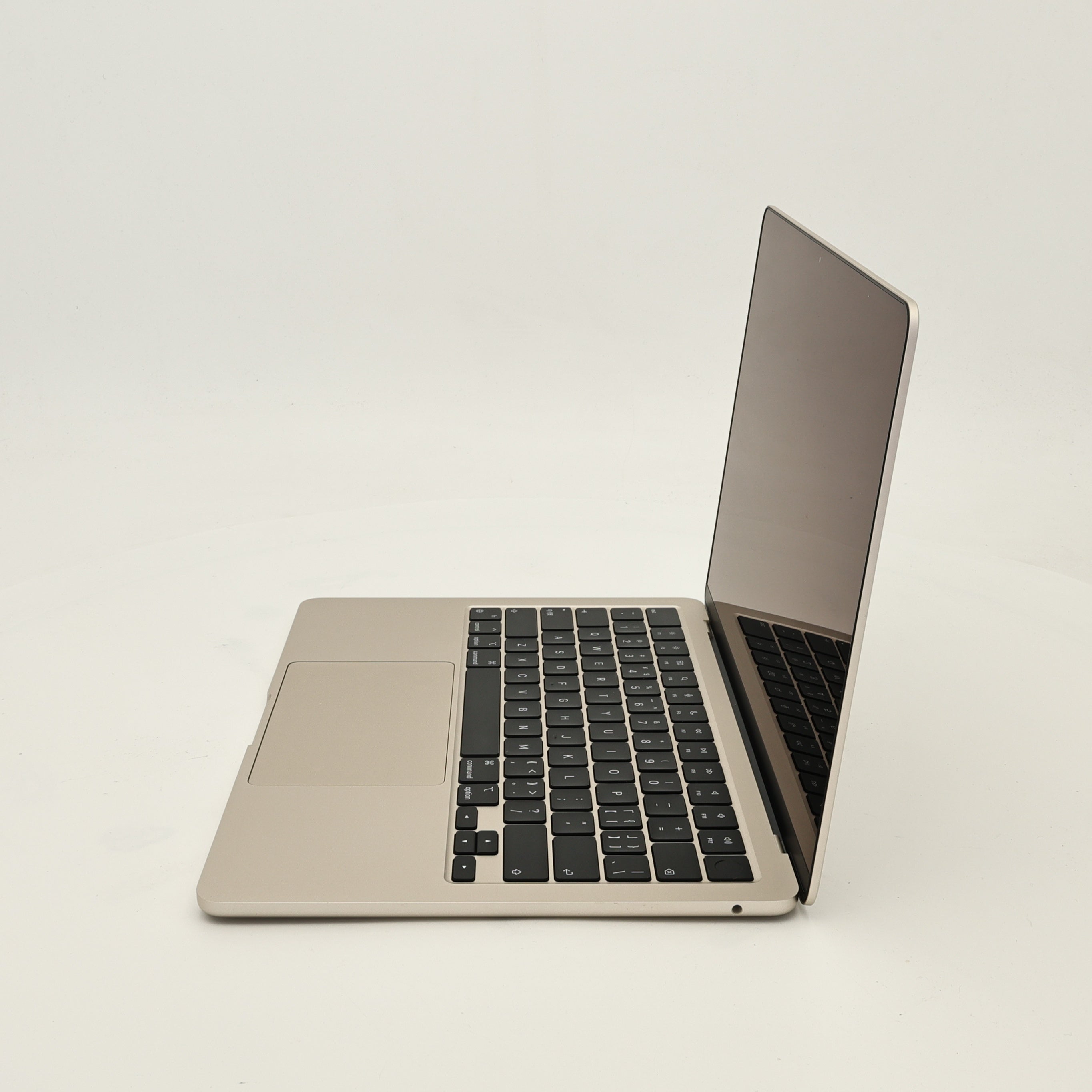 95新 Apple MacBook Air 22年 13寸 M2（8+8核） 16G RAM 256G SSD 星光色